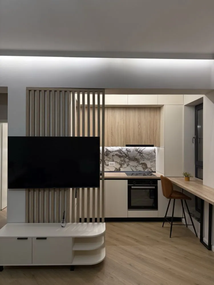 Proprietar inchiriez apartament Exigent Plaza - Inchiriere apartament 2 camere NOU - prima inchiriere, situat in complex Exigent Plaza faza 5, include un loc de parcare subteran si are vedere libera catre parc.

Apartamentul este situat la etajul 3, mobilat complet si utilat fix ca in poze. Dotari: masina spalat rufe, masina spalat vase, televizor smart, centrala proprie si termostat, incalzire in pardoseala, aer conditionat.

Apartamentul are o locatie excelenta, 8 minute de mers pe jos de metrou Lujerului, 3 minute pana la statia de tramvai, aproape de parc si de centrele comerciale Afi Cotroceni si Plaza Romania. In complex exista si un supermarket Auchan.

Va rog fara animale de companie!