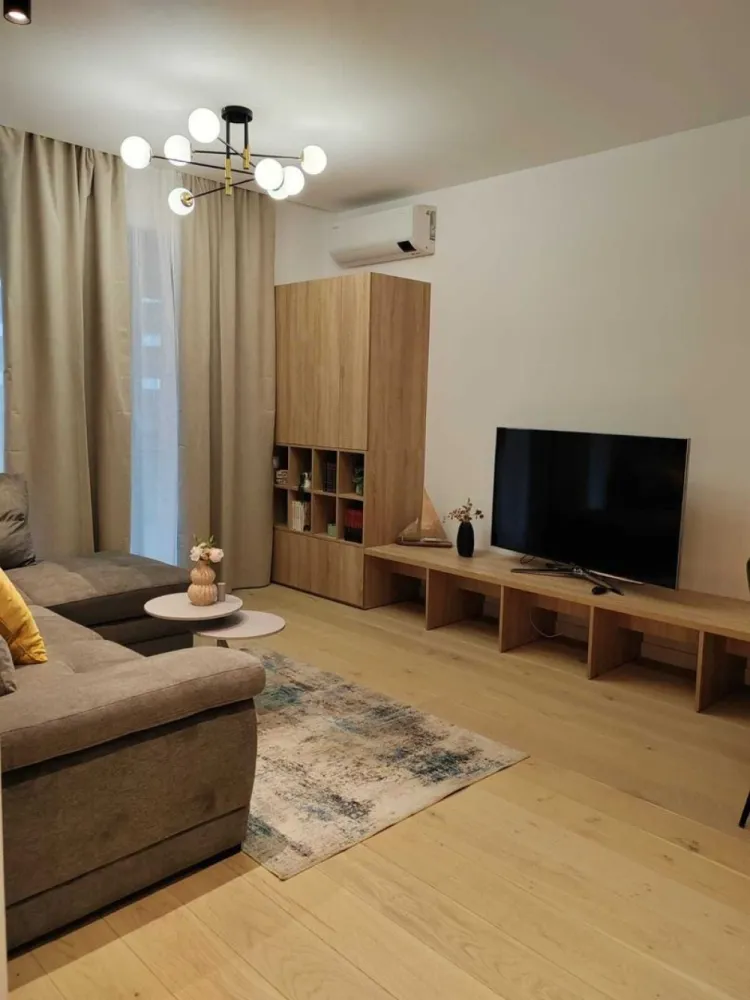 Apartament 2 camere de inchiriat, Bd. Pipera - 52 mp. - Se inchiriaza apartament de 2 camere, direct de la proprietar, situat pe Bd. Pipera la etajul 1, avand o suprafata utila de 52 mp. Locuinta este complet mobilata si utilata. Se percep doua luni de garantie.

Detalii principale:
- Suprafata utila: 52 mp
- Etaj intermediar
- Camere: 2
- Terasa: Da
- Incalzire: Centrala proprie + incalzire in pardoseala
- Stare: Mobilat si utilat complet

Pret: 900 euro/luna, negociabil