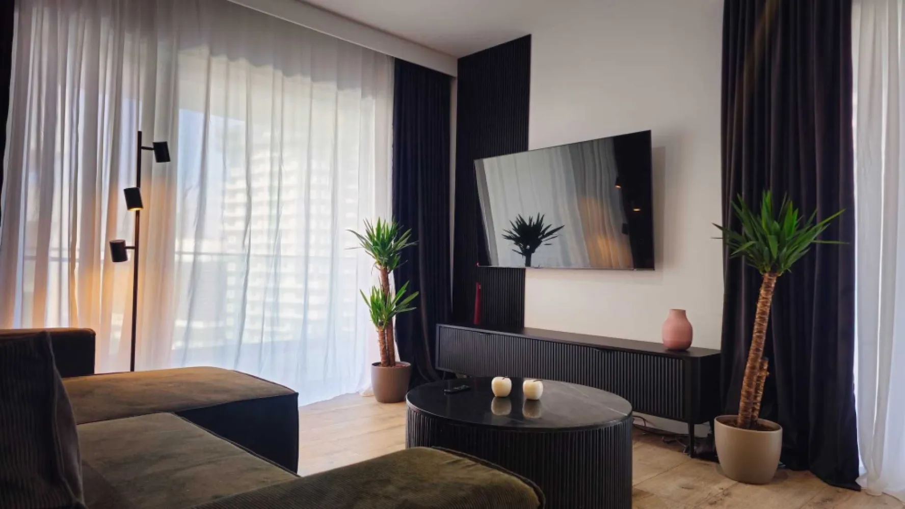 Apartament modern 2 camere si parcare - Vedere Libera! - Prima Vista - Un apartament spatios cu vedere libera catre Promenada Mall , cu o mobila moderna si de calitate. Prima Vista este una dintre cele mai noi si moderne cladiri de apartamente din Bucuresti la 10 minute distanta de parcul si lacul Floreasca, 5 minute statia de metrou Pipera, 5 minute de Promenada Mall, 20 minute de parcul Herastrau . Apartamentul are aer condiționat Gree, încălzire prin pardoseală controlata smart, doua terase și vedere panoramica. Această proprietate oferă parcare privată generoasa si un birou de securitate deschis 24/7. Un apartament modern, cu un dormitor, ce este dotat cu televizoare smart și o bucătărie complet utilată, ce oferă oaspeților o mașină de spălat vase, un cuptor, un cuptor cu microunde, o mașină de spălat rufe cu uscator, un frigider și o plită. Dormitorul este pregatit cu un pat confortabil. Are un spatiu de depozitare al lucrurilor destul de generos. Baia are cada , si aerisire naturala, cu o vedere spectaculoasa. Locul de parcare al apartamentului este inclus in pretul afisat si este foarte spatios. Apartamentul este la prima inchiriere, totul fiind nou! Costurile de intretinere sunt mici, apartamentul avand centrala proprie! Langa complex gasim magazine precum Kaufland sau Mega Image, o sala de sport, banca dar si restaurante de calitate cu preturi moderate.O alegere perfecta pentru a locui in Bucuresti!

A spacious apartment with an open view of Promenade Mall featuring modern and high-quality furniture. Prima Vista is one of Bucharest's newest and most modern apartment buildings, just 10 minutes from Floreasca Park and Lake, 5 minutes from Pipera metro station, 5 minutes from Promenada Mall, and 20 minutes from Herăstrău Park.
The apartment includes Gree air conditioning, smart-controlled underfloor heating, two terraces, and panoramic views. The property also offers generous private parking and a 24/7 security desk.
This modern one-bedroom apartment is equipped with smart TVs and a fully fitted kitchen that provides guests with a dishwasher, oven, microwave, washer-dryer, fridge, and stovetop. The bedroom features a comfortable bed and plenty of storage space.
The bathroom includes a bathtub, natural ventilation, and a spectacular view. The apartment's parking spot is included in the displayed price.
This is a first-time rental, and everything is brand new! Maintenance costs are low, as the apartment has its central heating system.
Nearby, you'll find shops like Kaufland and Mega Image, a gym, a bank, and quality restaurants with moderate prices.
 A perfect choice for living in Bucharest!