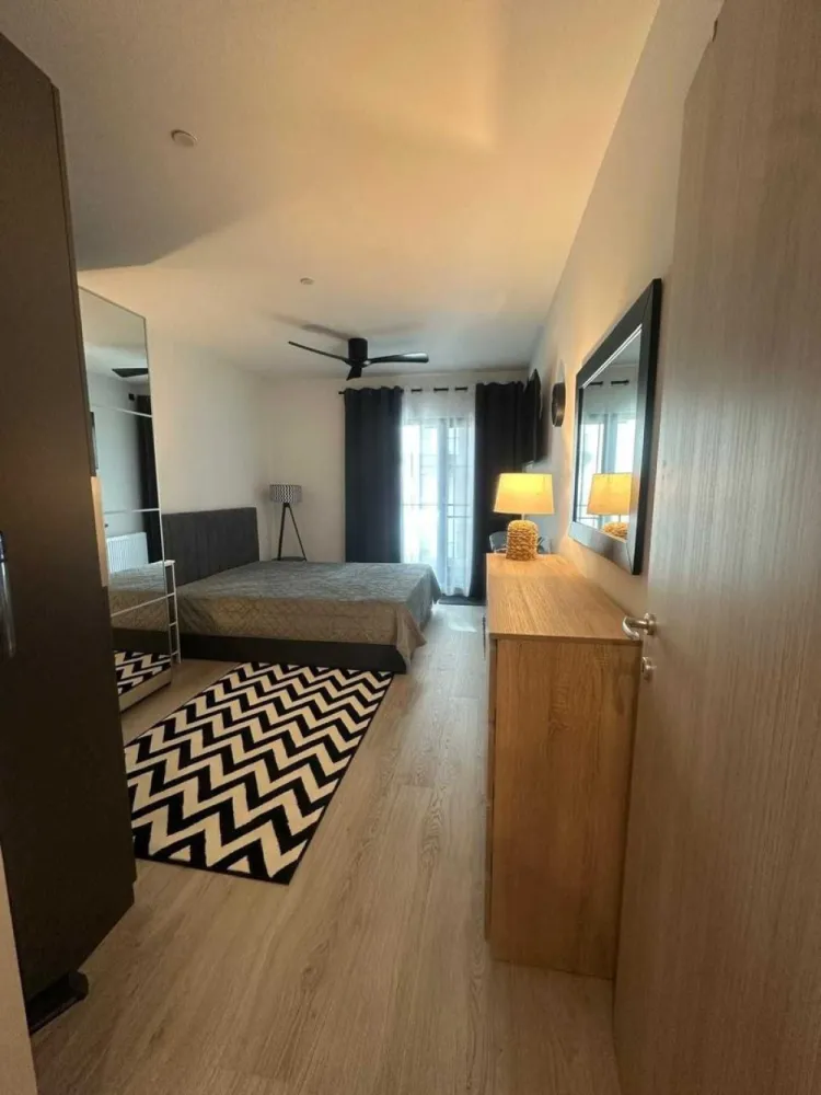 Închiriez Apartament Select Residence 2 camere full mobilat si utilat - Select Residence- Zona Dristor. Spre Închiriere un apartament nu a fost înlocuit niciodată, mutare imediata, finalizat noiembrie 2024, superb, cu 2 camere 70 m2 utili si o locatie excelenta, etaj 4/12, in zona Dristor - Dudesti in complexul Select Residence, modern, verde si foarte liniștita.

Apartamentul se afla cu o distantă foarte aproape(600m) fata de metrou Dristor, transport in comun, parc, magazine, lângă București Mall Vitan, piața, unitate sanitara, scoală.

Este alcătuit din: living luminos si foarte spațios, un dormitor, o baie moderna, cu finisaje de calitate, o bucătărie, un balcon de aproximativ 10,5 m2, hol, si multiple spatii de depozitare, full mobilata.

Apartamentul dispune de: centrala termica proprie, aer condiționat Fujitsu cu comanda remote prin aplicație, gresie, faianța, parchet, ușa metalica, interfon cu video, 1 led TV Samsung 65”(163 cm), 1 led TV Samsung 50” (125 cm), Sound Bar Samsung, internet si cablu TV Digi, interior este absolut nou, mașina de spălat rufe Bosch, uscător Bosch frigider Bosch, hota telescopica incorporabila Bosch, cuptor incorporablila Bosch, plita cu inducție Bosch, bucătărie mobilata si utilata. Există plase de țânțari pe ambele uși ale balconului.
Există un loc de parcare subterană pentru o mașină.
Nu se accepta animale de companie.
Garanție 950 euro + 1 luna de chirie 950 euro, contract înregistrat la ANAF

Este ideal pentru un cuplu sau chiar o familie.
Fără/exclus agenții, direct de la proprietarul, nu se percepe comision
Va invit sa ma contactați pentru mai multe detalii si pentru a programa o vizionare.