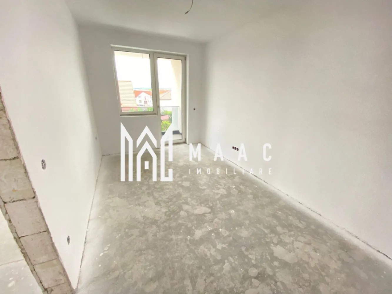 Apartament 3 camere | 2 băi | 2 balcoane | Încălzire în pardoseală | Șelimbăr - Maac Imobiliare prezintă spre vânzare un apartament modern cu 3 camere, situat în zona Selimbăr, într-un bloc nou, cu regim de înălțime redus și finisaje de calitate. 📐 Suprafață utilă: 68.4 mp 🛏️ Compartimentare eficientă: living cu bucătărie open-space (există posibilitatea închiderii bucătăriei), 2 dormitoare, 2 băi (una cu geam), 2 balcoane finisate. 🌡️ Încălzire: în pardoseală, cu centrală termică proprie. 🪟 Predare: la alb, exact ca în poze – un avantaj pentru cei care vor să-și personalizeze locuința după propriul gust. 🚗 Loc de parcare: inclus în preț. Apartamentul este intabulat și se poate achiziționa atât cash, cât și prin credit bancar. ✅ Poziționat la etajul 2 , apartamentul este ideal pentru familii sau persoane care doresc un spațiu bine compartimentat, într-o zonă liniștită, cu acces rapid către Sibiu. 📍Nu rata ocazia de a locui într-un imobil nou, cu facilități moderne ! Pentru mai multe informații și programări la vizionare, vă rugăm să menționați ID anunț: CP2541555 }}