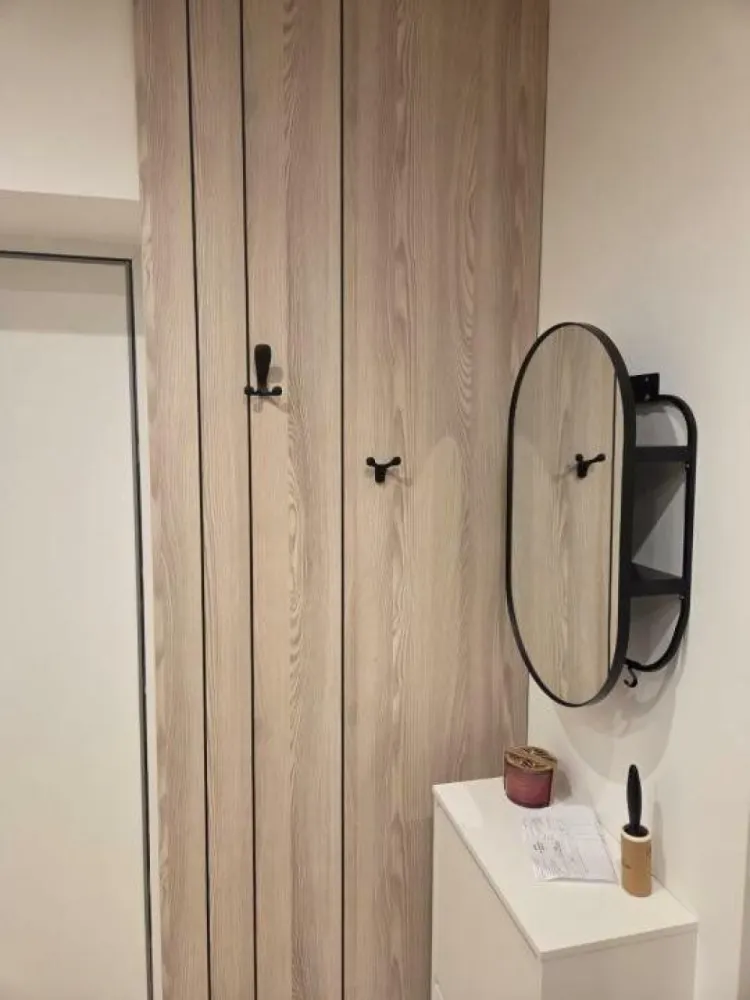 Aviatiei Tower | Apartament premium de închiriat | 2 camere - Descoperiţi confortul unui apartament nou, elegant şi perfect organizat, ideal pentru cei care îşi doresc un stil de viaţă modern. Situat în faza a doua a complexului Aviaţiei Tower, acest apartament de 50 mp + balcon generos de 6 mp, orientat către Muzeul Aviaţiei, oferă lumină naturală din plin şi o atmosferă primitoare.
Complexul oferă acces facil la drumurile publice prin 4 puncte de ieşire: Fabrica de Glucoză, Şoseaua Pipera, Dimitrie Pompeiu şi Floreasca.

âœ…Etaj 3/11 într-un bloc premium;
âœ…ď¸Mobilier de calitate superioară;
âœ…ď¸Finisaje impecabile;
âœ…ď¸Primul chiriaş! Totul este nou, nefolosit;
âœ…ď¸Dressinguri şi spaţii de depozitare încăpătoare;
âœ…Acces la piscină (în baza unui abonament).

Zona este una dintre cele mai apreciate din Bucureşti, oferind proximitate excelentă faţă de Promenada Mall, parcuri, săli de fitness, instituţii de învăţământ, spitale, restaurante şi marile centre de afaceri. Acces rapid la mijloace de transport în comun.

đŸ“ Preţ chirie: 1.150 EUR + TVA

Dacă vă doriţi ca spaţiu de locuit un apartament premium, într-o zonă de top, vă invităm la vizionare!