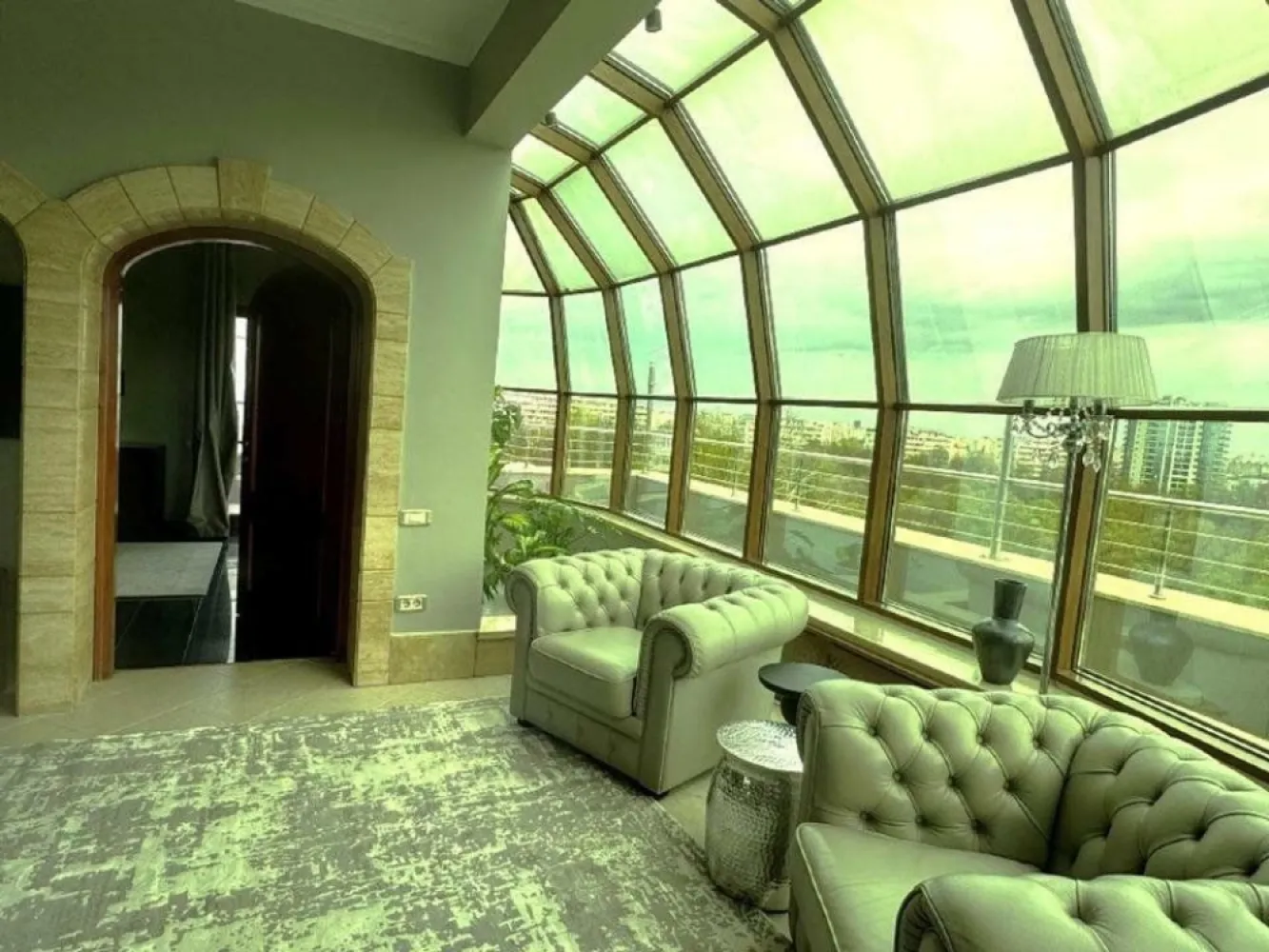 BRASADAS închiriază Penthouse cu terasa la Parcul Circului. - Agenția imobiliara BRASADAS închiriază un apartament deosebit de doua camera tip penthouse, decorat in stil neo-clasic, situat la etajul 5/5 intr-un imobil situat pe Bd. Lacul Tei (vis-Ă -vis de Circ/Parcul Circului), perfect pentru cei care apreciază rafinamentul, liniştea şi confortul.
Imobilul de tip boutique, este construit in anul 2006 si finisat cu materiale de calitate iar apartamentul este promovat spre inchiriere pentru prima data dupa ce a fost complet renovat in anul 2025.
Apartamentul are o suprafata de 82 mp utili la care se adauga o terasa de 64 mp, cu vedere panoramica spre Parcul Circului si acces din dining si din dormitor, si este compus din: 
- Un living generos, definit de arcade din piatră si ferestre panoramice. Tonurile neutre de gri şi crem sunt completate de accente şi detalii clasice reinterpretate modern. Un spaţiu vitrat spectaculos, tip orangerie, unde lumina naturală inundă întreaga zonă creează un ambient perfect pentru plante decorative sau momente de relaxare.
- O zona de dining aerisită şi primitoare si o bucătărie complet echipată, integrată într-un spaţiu arcuit ce aduce un plus de caracter întregii zone. 
- Un dormitor spaţios care creează o atmosferă luxoasă, prin combinaţia de culori , materiale şi o iluminare ambientală bine gândită. Dormitorul dispune de dulapuri încorporate generoase, organizate eficient si de o baie matrimoniala foarte spatioasa.
- O baie de serviciu compacta si eleganta pentru invitati, cu acces din hol 
Apartamentul dispune de un loc de parcare subteran, inclus in pretul chiriei si este complet mobilat si utilat cu: masina de spalat vase, masina de spalat rufe, instalatie de climatizare programabila prin aplicatie telefonica, centrala de bloc, acces cu liftul direct in apartament, instalatie audio discreta incastrata in plafon, multiple surse de lumina ambientala, internet, televiziune prin cablu, etc.
Pretul lunar al chiriei este de 1500 euro, la care se vor adauga utilitatile. (ca si exemplu, in lunile de iarna, totalul utilitatilor si al facturilor conexe a fost de aproximativ 300 euro)
Colaboram cu agentiile imobiliare, oferind un comision standard de 50% din chiria lunara.
Pentru chirias se va solicita o luna de garantie si plata in avans a chiriei lunare. 
NU acceptam sub nicio forma chiriasi cu animale de companie, experientele anterioare fiind neplacute.