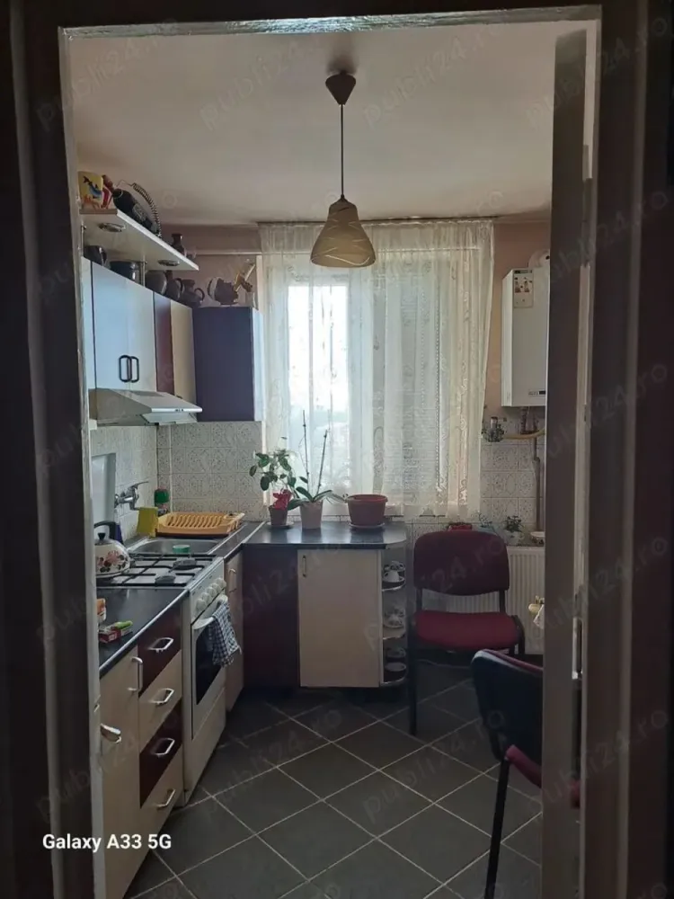 Vand apartament 3 camere - Vand apartament semidecomandat 3 camere 2 bai,balcon inchis , beci ,bloc caramida .izolat termic cheltuiei mici la intretinere etaj 4 din 4 ,se vinde mobilat ,zona buna magazine si spermarket foarte aproape .posibilitate parcare auto,pret Negociabil.