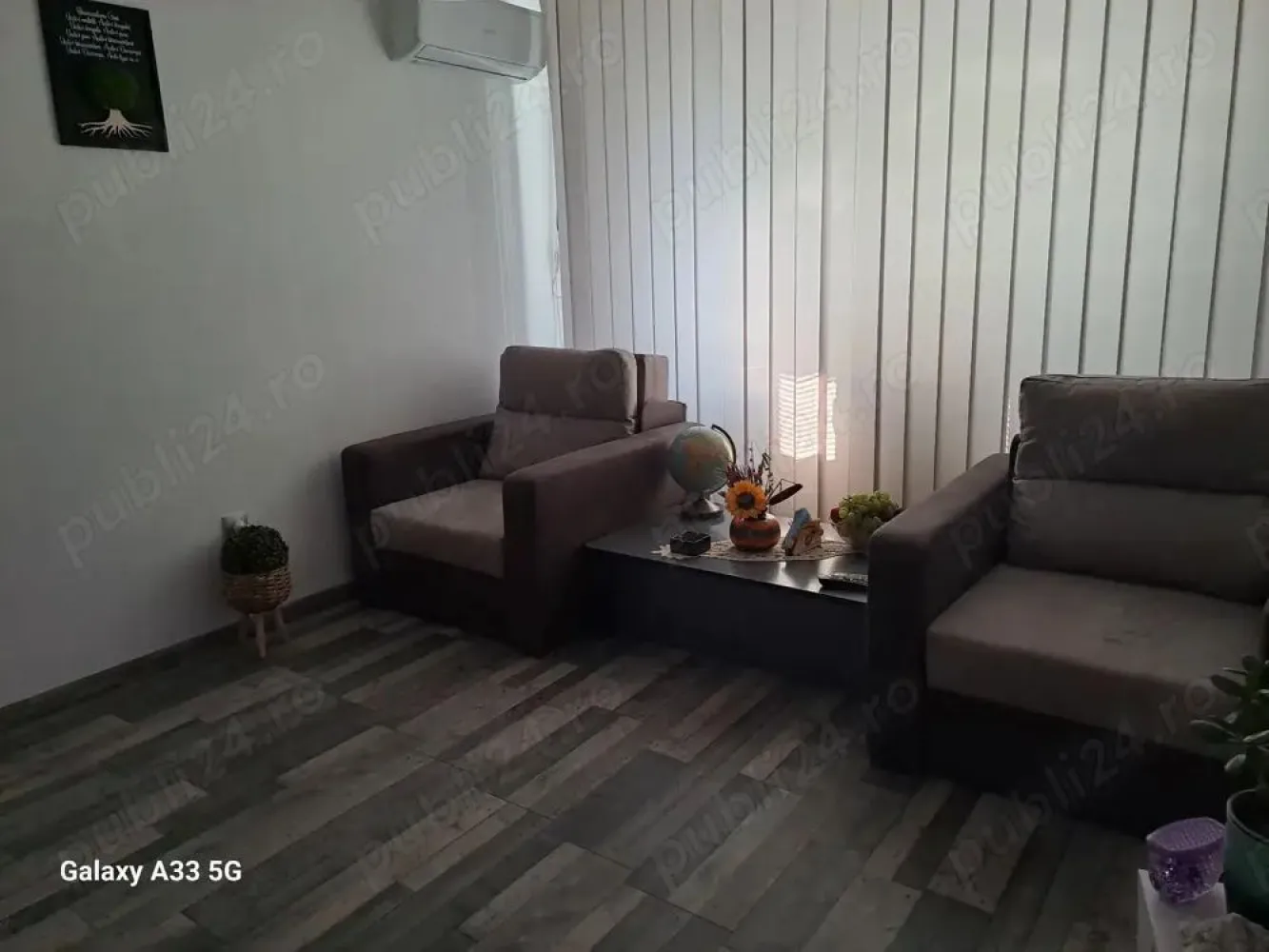 Vand apartament 3 camere - Vand apartament semidecomandat 3 camere 2 bai,balcon inchis , beci ,bloc caramida .izolat termic cheltuiei mici la intretinere etaj 4 din 4 ,se vinde mobilat ,zona buna magazine si spermarket foarte aproape .posibilitate parcare auto,pret Negociabil.