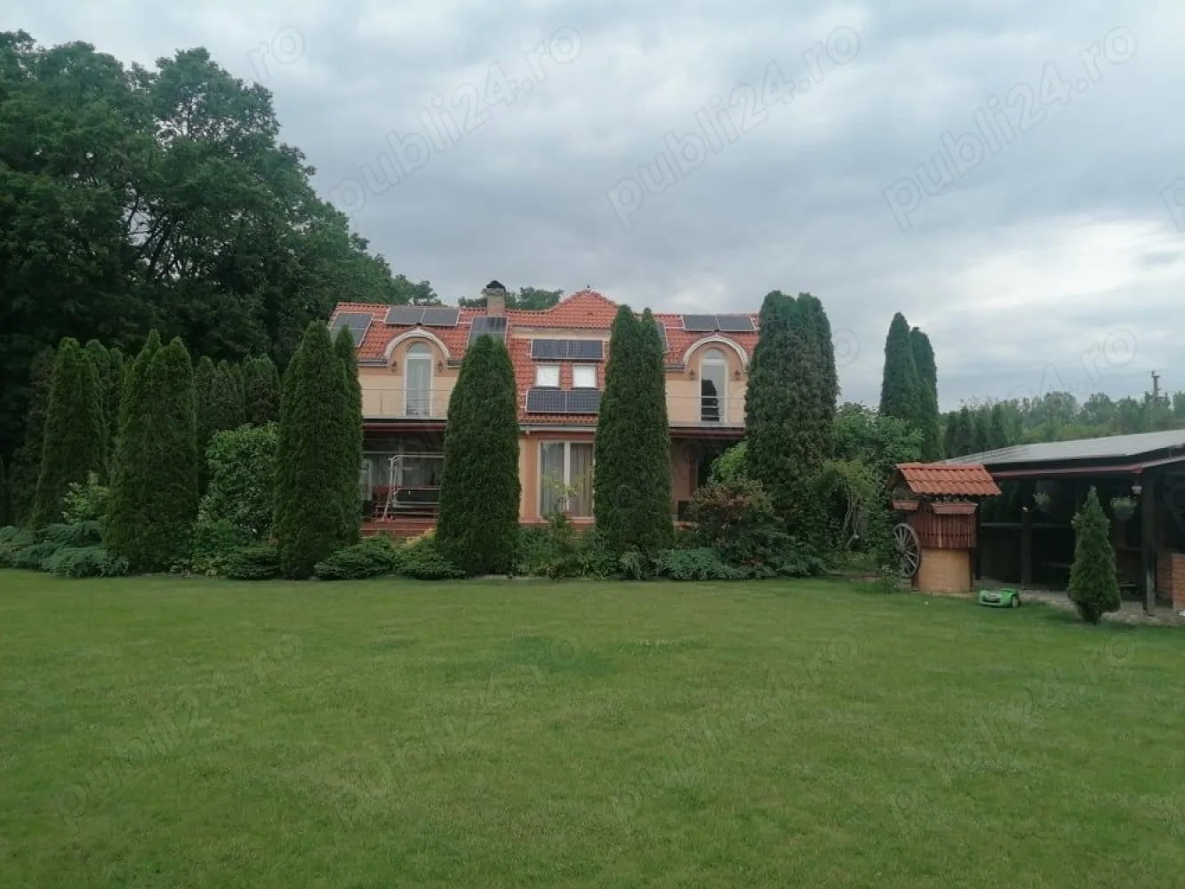 BRASADAS vinde casa tip P+M+D Padurea Noroieni. - Agentia Imobiliara BRASADAS vinde casă tip P+M+D, situată în zona Pădurea Noroieni, îți oferă o astfel de promisiune. O promisiune a unei vieți mai simple, mai sănătoase, mai conectate cu esența naturii.

Ce înseamnă 300 m utili din care 100mp pivnita și 2100 m de teren? Înseamnă spațiu. Spațiu pentru tine, pentru pasiunile tale, pentru familie, pentru a respira adânc și a te reconecta cu tine însuți.

Îți poți imagina mesele în familie cu legume proaspete din propria grădină? Gustul autentic al alimentelor organice, hrănitoare și pline de vitalitate. Un dar prețios pentru sănătatea ta și a celor dragi.

Cum ar fi să nu te mai preocupe facturile uriașe la energie? Panourile fotovoltaice de 13kW oferă independență energetică, o liniște financiară și o contribuție semnificativă la protejarea mediului. O alegere inteligentă și responsabilă.

Îți dorești un loc unde relaxarea este la ea acasă? Jacuzzi, saună, șemineu - oaze de bine și confort, create pentru momente de răsfăț și revitalizare.

Ce reprezintă facilitățile moderne într-un cadru natural? Confortul vieții contemporane îmbinat armonios cu farmecul și liniștea naturii. Ai tot ce îți trebuie la îndemână, fără a renunța la frumusețea și simplitatea vieții în aer liber.

Te atrage ideea unei case deja mobilate și utilate de lux? Un cămin primitor, gata să te îmbrățișeze, fără griji și fără efort suplimentar.

Dar dacă visul tău de a locui într-un astfel de loc ar putea deveni realitate mai ușor decât crezi? Finanțarea directă de la proprietar, în rate flexibile pe până la 3 ani, îți deschide o poartă spre posibilități neașteptate.

Nu-i așa că îți dorești un loc unde să te simți cu adevărat acasă? Un refugiu personal, o oază de liniște, un spațiu unde tu și cei dragi puteți crește, vă puteți dezvolta și puteți trăi o viață împlinită.

Această casă este mai mult decât o proprietate. Este o invitație la un stil de viață diferit. Un stil de viață care pune preț pe sănătate, natură, armonie și bunăstare.

Pentru cine este această casă? Pentru cei care prețuiesc liniștea, natura și un stil de viață sănătos. Pentru familii care își doresc o copilărie de calitate pentru copiii lor. Pentru cei care caută un refugiu personal, departe de agitația orașului.

Te invită să te oprești, să respiri adânc și să te imaginezi trăind aici. Să simți liniștea, să guști aerul curat, să te bucuri de frumusețea naturii.

Dacă te atrage această imagine, poate că această casă este locul pe care îl cauți.

Vino să o descoperi. Sună și programează o vizionare.

Www.brasadas.com.