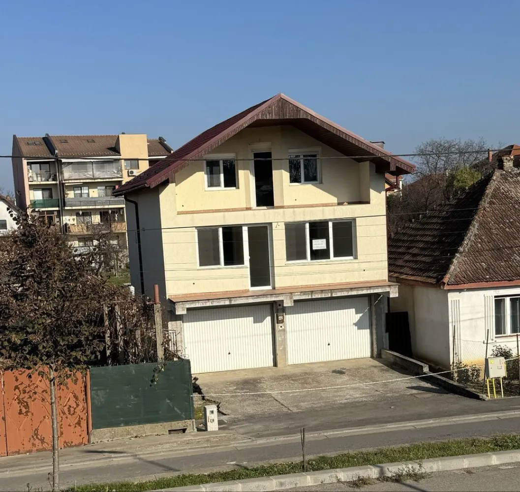 BRASADAS vinde casa noua la cheie in zona Titulescu. - Agentia imobiliara BRASADAS vinde casa nouă , finisată interior în stil modern cu produse de calitate , încălzire cu centrală pe gaz și calorifere. 

Casa deține 2 garaje mari la parter și o baie de serviciu. 

La et1: hol mare ,camera, bucătărie , baie. 

La et2: hol , baie,2 dormitoare. 
Casa se află pe Str Diana , o zona superbă cu peisaj natural și zona verde îți oferă relaxare dar și avantajul de a fi aproape de școli, grădinițe și alte facilități.

Suprafața casei este 185 mp, iar curtea 700 mp. 

Este dotată cu toate utilitățile necesare, aer condiționat și sistem de supraveghere.
Se predă mobilată !

Www.brasadas.com.
