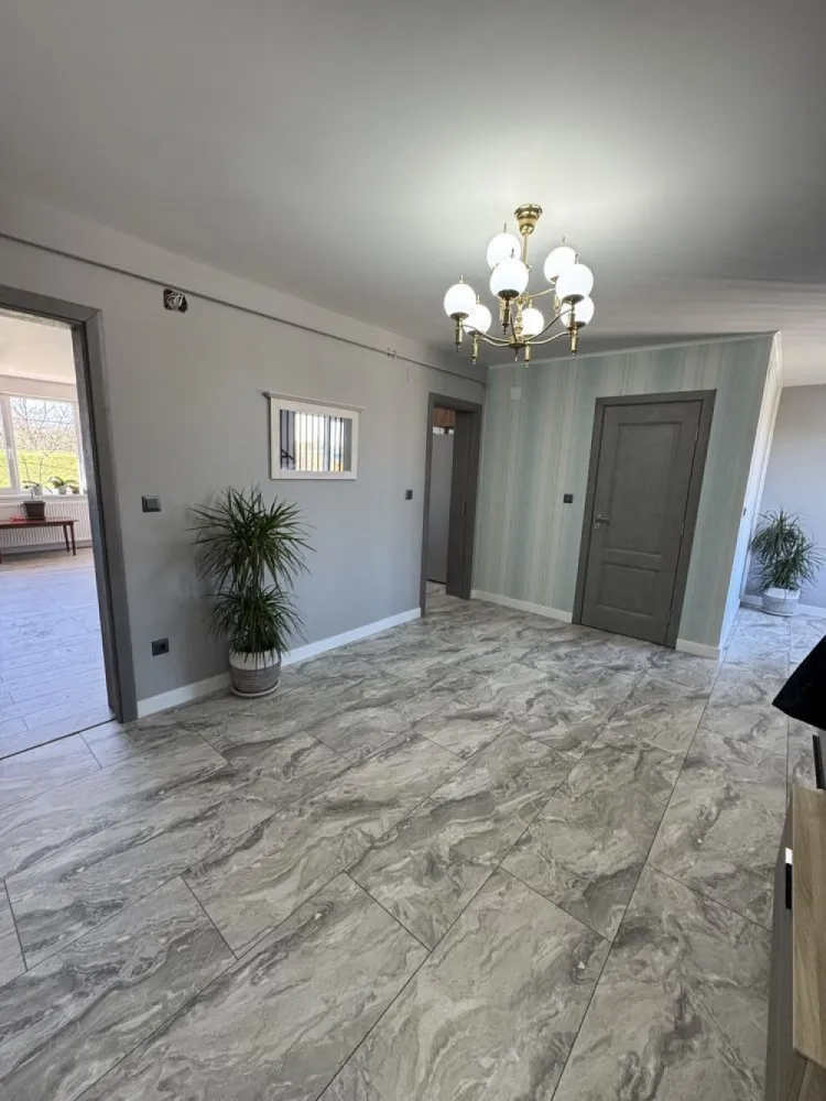 BRASADAS vinde casa noua la cheie in zona Titulescu. - Agentia imobiliara BRASADAS vinde casa nouă , finisată interior în stil modern cu produse de calitate , încălzire cu centrală pe gaz și calorifere. 

Casa deține 2 garaje mari la parter și o baie de serviciu. 

La et1: hol mare ,camera, bucătărie , baie. 

La et2: hol , baie,2 dormitoare. 
Casa se află pe Str Diana , o zona superbă cu peisaj natural și zona verde îți oferă relaxare dar și avantajul de a fi aproape de școli, grădinițe și alte facilități.

Suprafața casei este 185 mp, iar curtea 700 mp. 

Este dotată cu toate utilitățile necesare, aer condiționat și sistem de supraveghere.
Se predă mobilată !

Www.brasadas.com.