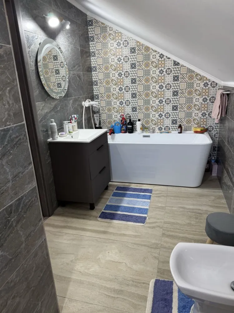 BRASADAS vinde casa noua la cheie in zona Titulescu. - Agentia imobiliara BRASADAS vinde casa nouă , finisată interior în stil modern cu produse de calitate , încălzire cu centrală pe gaz și calorifere. 

Casa deține 2 garaje mari la parter și o baie de serviciu. 

La et1: hol mare ,camera, bucătărie , baie. 

La et2: hol , baie,2 dormitoare. 
Casa se află pe Str Diana , o zona superbă cu peisaj natural și zona verde îți oferă relaxare dar și avantajul de a fi aproape de școli, grădinițe și alte facilități.

Suprafața casei este 185 mp, iar curtea 700 mp. 

Este dotată cu toate utilitățile necesare, aer condiționat și sistem de supraveghere.
Se predă mobilată !

Www.brasadas.com.