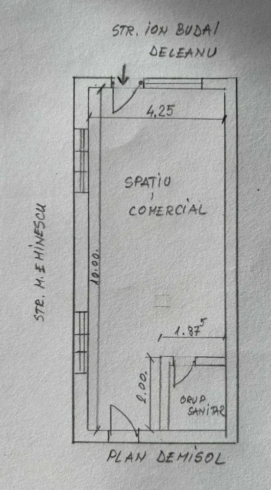 BRASADAS vinde Ap și Sp comercial în casă zona CENTRALA. - Agenția imobiliara BRASADAS vinde apartament cu o suprafață utilă de 160mp, aflat la etajul întâi al unei case cu trei nivele (demisol+ parter+etaj 1) de asemenea și spațiul comercial situat la demisolul casei cu o suprafață utilă de 45 mp.
Apartamentul este compus din: 5 camere decomandate, o baie, o bucătărie, o cămară de alimente, un coridor, o terasă, un balcon, conform planului etajului 1 din poză. Apartamentul este racordat la toate utilitățile, are contor digital pentru apă, contor separat pentru gaz și contor pentru curent electric separat pentru apartament. Are încălzire centrală cu microcentrală termică în condensație pe gaz.
Spațiul comercial a funcționat ca și magazin și este dotat cu încălzire centrală și aer condiționat, conform schiței demisol din poză.
Casa este construită în anul 1969 din cărămidă, are fundație din beton armat, geamuri din termopan.
Casa scării și podul sunt comune cu apartamentul de la parter.
Pentru mai multe oferte accesați www.brasadas.com.