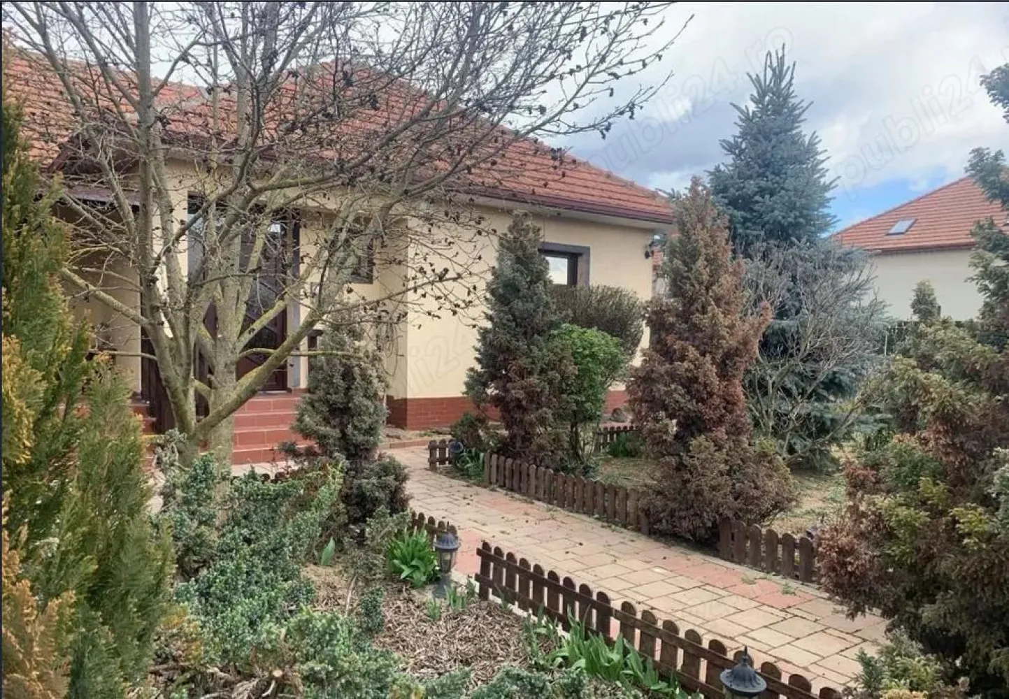 BRASADAS vinde casa cu 3 cam teren 770mp in Lazuri. - Agenția imobiliara BRASADAS vinde casa constructie noua in localitatea Lazuri , cu suprafata de 150 mp si teren aferent de 770 mp . 
Imobilul dispune de ; 2 dormitoare , 1 bucatarie open space , 1 living , 2 bai . 2 terase , acces auto , curte amenajata . Incalzire cu centrala pe peleti , geamuri , usi termopane , gresiat , faiantat , parchet laminat , izolatie exterioara. 
Pentru mai multe oferte accesați www.brasadas.com.