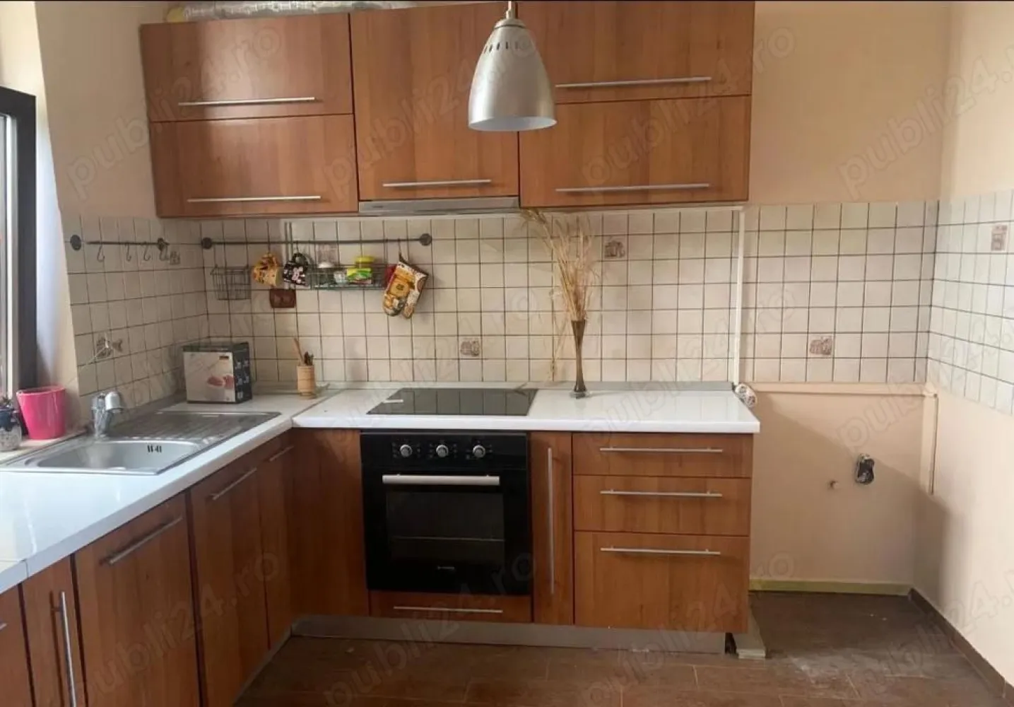 BRASADAS vinde casa cu 3 cam teren 770mp in Lazuri. - Agenția imobiliara BRASADAS vinde casa constructie noua in localitatea Lazuri , cu suprafata de 150 mp si teren aferent de 770 mp . 
Imobilul dispune de ; 2 dormitoare , 1 bucatarie open space , 1 living , 2 bai . 2 terase , acces auto , curte amenajata . Incalzire cu centrala pe peleti , geamuri , usi termopane , gresiat , faiantat , parchet laminat , izolatie exterioara. 
Pentru mai multe oferte accesați www.brasadas.com.