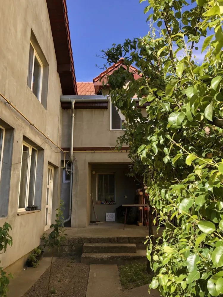 BRASADAS vinde casă cu etaj 8 cam 8 ari zona BOTIZULUI. - Agenția imobiliara BRASADAS vinde casă în zona ștrandului vechi, sau schimba cu casă la țară + diferența. Proprietatea se află într-o zonă bună, liniștită, în plină dezvoltare, la 15 minute de mers pe jos de centru, sau 5 minute cu mașina. Aceasta dispune de o suprafață utilă de 160 mp, și teren cu suprafața totală de 8 ari. 
Casa este împărțită în trei spații separate de locuit, având în total 8 camere. 
Două dintre aceste spații de locuit sunt finisate, iar una nefinisată, toată construcția fiind dispusă pe două niveluri. 
Proprietatea dispune și de o anexă în partea din spate a curții, folosită pentru depozitare. 
Dispune de toate utilitățile. 
Pentru mai multe oferte accesați www.brasadas.com.