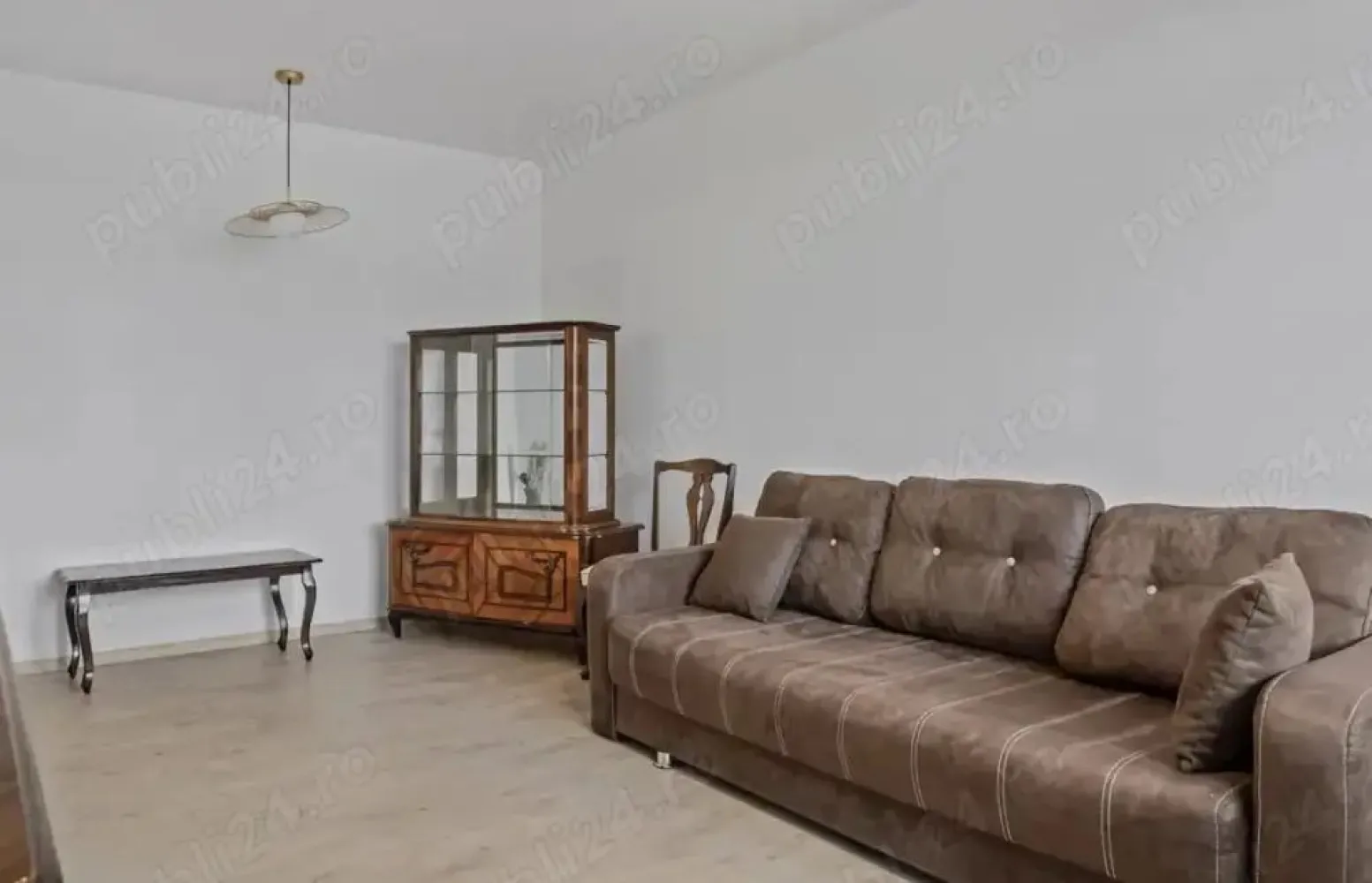 BRASADAS închiriază ap 2 cam 5/8 Marasesti - Cantemir - Agenția imobiliara BRASADAS închiriază apartament cu 2 camere 50mp. cu balcon, decomandat, recent renovat, situat între Unirii și Tineretului, 7min de metro, la etajul 5 din 8 in bloc termoizolat cu lift nou.

Luminos, curat, cu vecini liniștiți, si Mega la scara blocului.

Se închiriază mobilat și utilat. O parte din mobilier va fi înlocuit în curând inaintea venirii chiriasului. Include aer condiționat, TV, mașină de spălat, cuptor, aragaz.

Contract ANAF pe minim 1 an. Chirie: 550 euro. Se solicită o lună avans + o lună garanție.

Pentru mai multe oferte accesați www.brasadas.com.