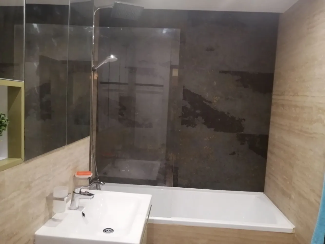 Ap de închiriat 2 cam - Ofer spre închiriere ap 2cam confort 1 la preț de 400 Euro, et 1, complect mobilat și utilat, centrala proprie, mașină spălat vase, aer condiționat, scara liniștită, bloc înconjurat de centre comerciale, 10 min de piață Unirii. Solicit garanție 2 luni! Doar închirieri pe termen lung!