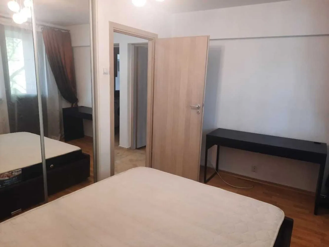 Inchiriere apartament 2 camere ultracentral la metrou Tineretului - Proprietar, inchiriez apartament de 2 camere, ultracentral, pe Bdul. Dimitrie Cantemir, etaj 1/7. Apartamentul este complet mobilat si utilat, cu balcon inchis. Blocul este reabilitat si apartamentul este dotat cu apometre, avand incalzire centrala.

Finisaje si dotari: usi noi, usa metalica la intrare, termopan, piatra naturala (travertin) pe jos si parchet, vopsea lavabila, aer conditionat, frigider, masina de spalat, plita pe gaz, cuptor electric si cuptor cu microunde. Toate instalatiile sunt schimbate.

La 50 m de statia de metrou Tineretului (Dristor Kebab), in imediata vecinatate a Colegiului National Ghe. Sincai si foarte aproape de Parcul Tineretului.

 Disponibil imediat, se poate viziona in orice zi, incepand cu ora 13.00.
 Contact: Florina 
 Pentru detalii, sunati la numarul de telefon: 07******94