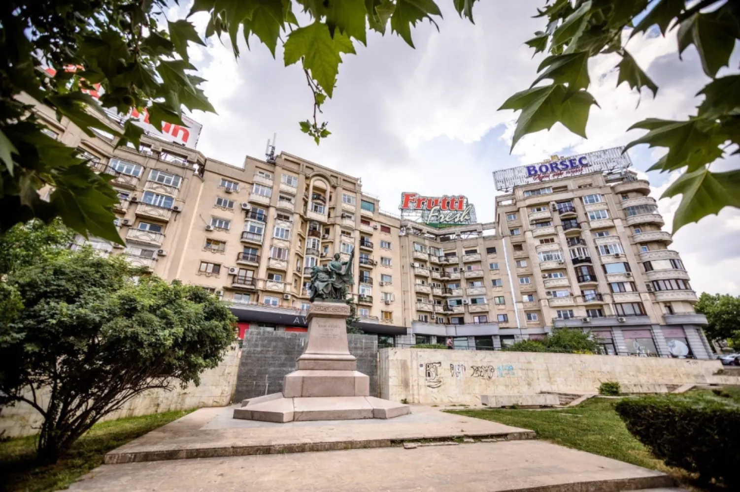 Închiriez apartament 5 camere, Piața Unirii-FÂNTÂNI - Închiriez apartament 5 camere, Piața Unirii, lângă Dealul Mitropoliei, Etaj 1

Descriere:
Apartament spațios cu 5 camere, situat la etajul 1 al unui bloc civilizat, cu portar, într-o zonă deosebită. Dispune de două grupuri sanitare și uscătorie.

Se poate închiria pentru muncitori (maxim 12 persoane), cu camere dotate astfel: 5, 3, 2, 2 paturi. Prețul include toate utilitățile și începe de la 800 lei/lună sau 50 lei/zi, în funcție de cameră și perioada de închiriere.

Disponibil și pentru diverse activități: salon de înfrumusețare, birouri, notariat, executor judecătoresc etc.

Parcare auto cu barieră pe Dealul Mitropoliei.

Pentru mai multe oferte accesați www.brasadas.com.