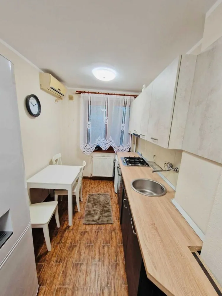 Inchiriez Apartament 2 camere Piata Amzei langa Teatrul Ion Creanga - Inchiriez Apartament 2 camere Piata Amzei (langa Teatrul Ion Creanga) Etaj 1.
Apartamentul este complet utilat si mobilat (3 AC; 2 TV; Cablu Tv Digital; Termopane; mobila Mobexpert; sistem alarma ... etc)
Bloc este renovat. 
Nu are risc seismic. 
Fara loc de parcare. 
Fara animale de companie. 
Fara copii. 
Nu inchiriez la firme.
Contract la ANAF.