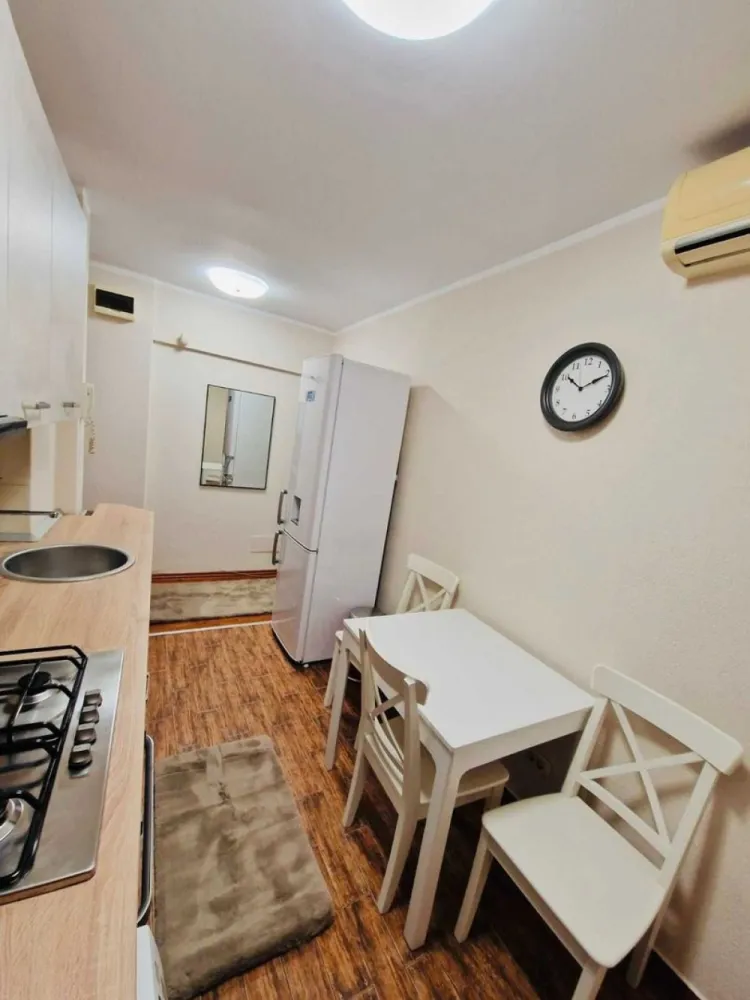 Inchiriez Apartament 2 camere Piata Amzei langa Teatrul Ion Creanga - Inchiriez Apartament 2 camere Piata Amzei (langa Teatrul Ion Creanga) Etaj 1.
Apartamentul este complet utilat si mobilat (3 AC; 2 TV; Cablu Tv Digital; Termopane; mobila Mobexpert; sistem alarma ... etc)
Bloc este renovat. 
Nu are risc seismic. 
Fara loc de parcare. 
Fara animale de companie. 
Fara copii. 
Nu inchiriez la firme.
Contract la ANAF.