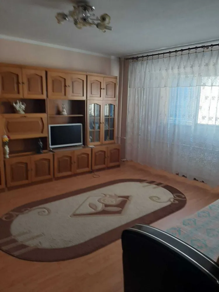 BRASADAS închiriază ap 2 cam Et 6/8 zona Unirii - Agenția imobiliara BRASADAS închiriază apartament cu 2 camere, decomandat, complet mobilat și utilat, situat in zona Unirii la numai 7-10 minute distanta fata de gura de metrou, iar linia de stb trece chiar prin fata blocului fiind situat lângă camera de comert.
În imediata apropiere se regăsesc grădinițe și școli, supermarket, magazine.
Acesta este amplasat la etajul 6/8 cu lift, al unui imobil din anul 1990 si se intinde pe o suprafata utila 64 mp, inclusiv 1 balcon de 8 mp. Apartamentul are vedere la raul dambovita.
Confortul termic este realizat prin termoficare cu incalzire in calorifere.
Bucataria este complet mobilata si utilata pentru confortul zilnic. 
Este ideal ca si rezidenta pentru un cuplu sau o familie.
Se accepta animale de companie. Apartamentul este disponibil imediat.
Se achita 1 luna chirie + 1 luna garantie