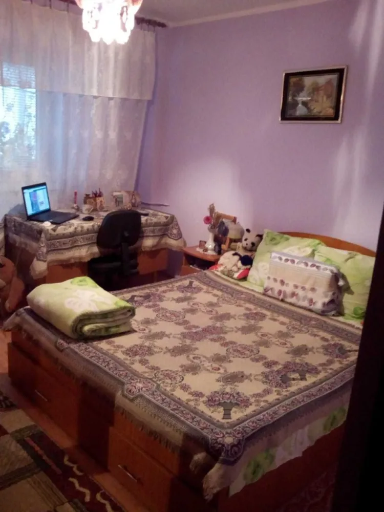 BRASADAS închiriază ap 2 cam Et 6/8 zona Unirii - Agenția imobiliara BRASADAS închiriază apartament cu 2 camere, decomandat, complet mobilat și utilat, situat in zona Unirii la numai 7-10 minute distanta fata de gura de metrou, iar linia de stb trece chiar prin fata blocului fiind situat lângă camera de comert.
În imediata apropiere se regăsesc grădinițe și școli, supermarket, magazine.
Acesta este amplasat la etajul 6/8 cu lift, al unui imobil din anul 1990 si se intinde pe o suprafata utila 64 mp, inclusiv 1 balcon de 8 mp. Apartamentul are vedere la raul dambovita.
Confortul termic este realizat prin termoficare cu incalzire in calorifere.
Bucataria este complet mobilata si utilata pentru confortul zilnic. 
Este ideal ca si rezidenta pentru un cuplu sau o familie.
Se accepta animale de companie. Apartamentul este disponibil imediat.
Se achita 1 luna chirie + 1 luna garantie