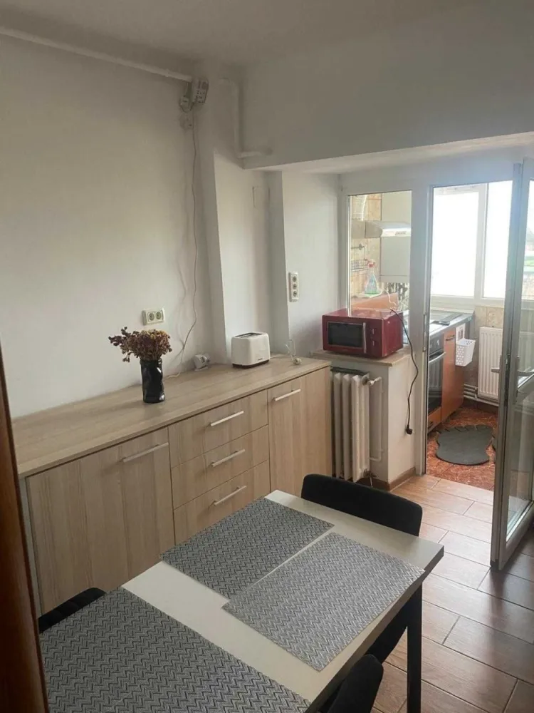 Ap 2 camere, Unirii, Centrul Vechi și pentru birou. - Inchiriem ap. 2 camere, decomandat, 80 mp, mobilat, utilat, centrala termica, baie cu cada, 2 grupuri sanitare, multiple spatii de depozitare, central, 2 min metrou, parc. PIata Unirii, Centrul vechi, Centrul Istoric. Poate fi folosit si ca birou - receptie si 2 birouri.
