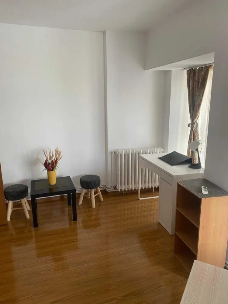 Ap 2 camere, Unirii, Centrul Vechi și pentru birou. - Inchiriem ap. 2 camere, decomandat, 80 mp, mobilat, utilat, centrala termica, baie cu cada, 2 grupuri sanitare, multiple spatii de depozitare, central, 2 min metrou, parc. PIata Unirii, Centrul vechi, Centrul Istoric. Poate fi folosit si ca birou - receptie si 2 birouri.