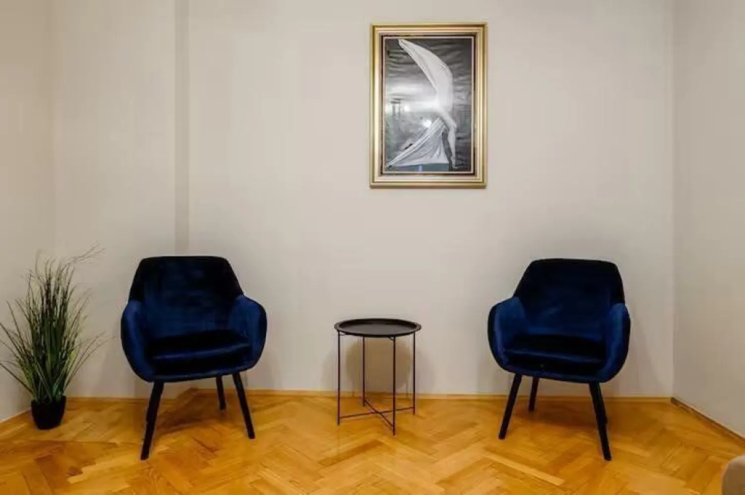 Apartament 2 camere Piata Unirii - Apartament modern cu 2 camere, complet mobilat, aproape de centrul oraşului

Acest apartament cu 2 camere este complet renovat (în urmă cu un an) şi mobilat modern, fiind ideal pentru cei care îşi doresc confort şi acces rapid la toate facilităţile de care dispune Bucurestiul. Situat la doar câţiva paşi de centrul oraşului, oferă un spaţiu luminos şi primitor. Costuri scazute la intretinerea imobilului. 

Detalii apartament:
 - Living generos cu canapea extensibilă şi televizor
 - Dormitor spaţios şi confortabil
 - Bucătărie complet utilată (inclusiv espressor de cafea)
 - Balcon perfect pentru relaxare
 - Baie modernă
 - Centrală termică proprie pe gaz
 - Maşină de spălat
 - Spatii de depozitare (camara in holul de intrare) 

Locaţie excelentă:
 â€˘ Doar 1 km până la Piaţa Unirii (15 min de mers pe jos, 7 min cu maşina), unde găseşti Centrul Vechi, staţia de metrou Piaţa Unirii, Carrefour, restaurante şi magazine
 â€˘ La doar 50 m de staţia de autobuz Traian (liniile 104 şi 123) â€“ 2 staţii până în Piaţa Unirii
 â€˘ Mega Image la 2 minute distanţă
 â€˘ Aproape de restaurante, cafenele şi Piaţa Alba Iulia, o zona cu varietate larga de restaurante.
1 luna chirie + 1 luna garantie 
Pentru detalii, astept telefon sau mesaj pe Whatsapp nr.