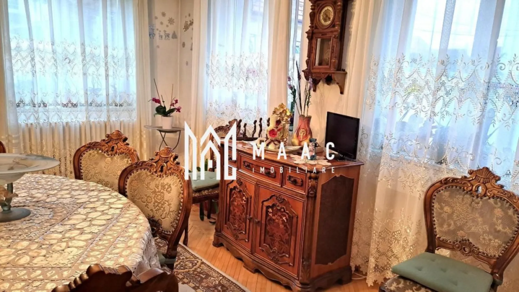 Casa individuala | 5 Camere | Teren 305 MP | Trei Stejari - MAAC Imobiliare va prezinta o Casă individuală, ideală pentru locuință sau investiție – Zona Trei Stejari. Caracteristici: Suprafață utilă: 200 mp Suprafață teren: 305 mp Suprafață liberă: 115 mp An renovare: 2024 Construcție solidă, cu spații generoase și funcționale Compartimentare: Demisol: Pivniță uscată, bine ventilată, în suprafață de 36 mp, ideală pentru depozitare sau crama Parter: Living generos, luminos, bucătărie separată, funcțională, cu acces direct către curte, două băi complet amenajate, hol spațios de distribuție, 3 camere ce pot fi configurate ca dormitoare, birou sau cameră de oaspeți. Etaj: 3 dormitoare, dintre care două sunt la stadiul de gri – posibilitatea personalizării finisajelor de către viitorul proprietar O baie (de asemenea la stadiul de gri), cu toate instalațiile pregătite Două balcoane cu priveliște deschisă Curte și anexe: Garaj de 36 mp, cu acces direct din curte Carport acoperit pentru a doua mașină Magazie de scule – utilă pentru depozitare și întreținere Toaletă de serviciu în exterior, practică pentru zilele petrecute în curte Avantaje cheie: Casă complet renovată în 2024 Zonă exclusiv de case, aerisită, cu vecini de calitate Acces rapid către centrul orașului, dar și către zonele verzi și liniștite ale orașului Pentru mai multe detalii, precizati telefonic ca ati vazut anuntul cu ID: CP2538220 }}