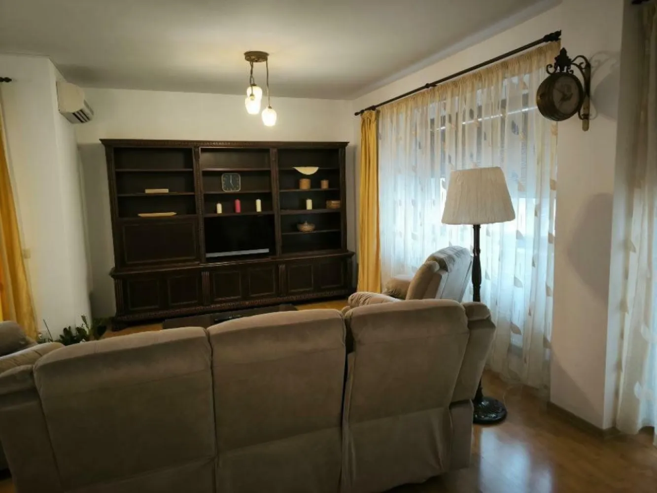 Polona - Dorobanti Apartament 3 camere - Apartament deosebit în vilă, central, într-o zonă liniştită, ferită de aglomeraţie, la 3 minute mers pe jos de ASE şi 5:min. de Piaţa Romană.

Apartamentul este compus din:
Dormitor matrimonial cu baie proprie.
Birou care conţine şi o canapea extensibilă
Living spaţios şi luminos cu o zonă de dining inclusă
Bucătărie complet utilată şi cu zonă dedicată pentru luat masa
Două băi - una la dormitorul matrimonial (cadă) şi cealaltă pe holul de la intrare (cabină de duş)
3 balcoane

Apartamentul are alocat un loc de parcare în curte.