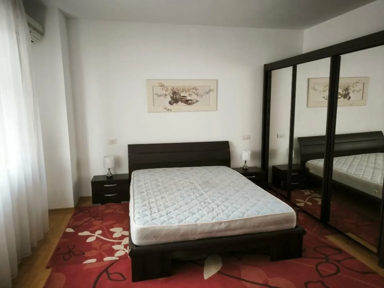 Polona - Dorobanti Apartament 3 camere - Apartament deosebit în vilă, central, într-o zonă liniştită, ferită de aglomeraţie, la 3 minute mers pe jos de ASE şi 5:min. de Piaţa Romană.

Apartamentul este compus din:
Dormitor matrimonial cu baie proprie.
Birou care conţine şi o canapea extensibilă
Living spaţios şi luminos cu o zonă de dining inclusă
Bucătărie complet utilată şi cu zonă dedicată pentru luat masa
Două băi - una la dormitorul matrimonial (cadă) şi cealaltă pe holul de la intrare (cabină de duş)
3 balcoane

Apartamentul are alocat un loc de parcare în curte.