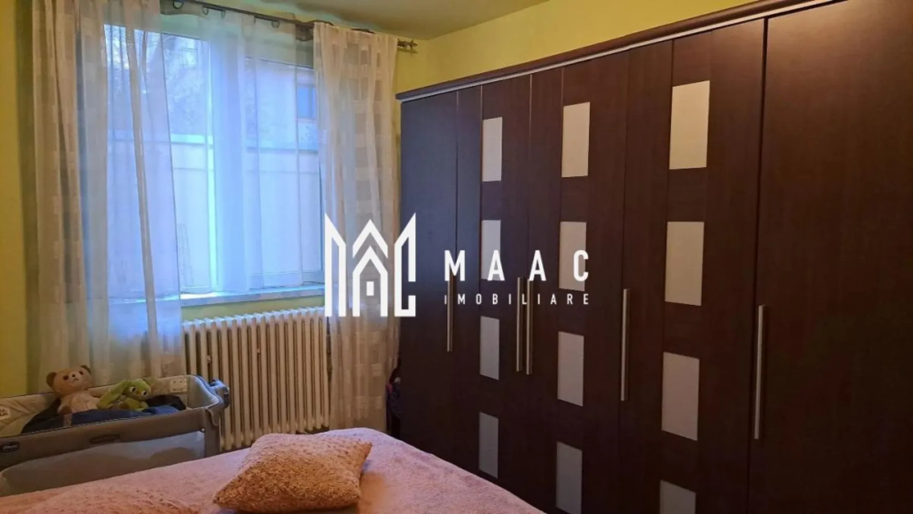 Casa individuala | 5 Camere | Teren 305 MP | Trei Stejari - MAAC Imobiliare va prezinta o Casă individuală, ideală pentru locuință sau investiție – Zona Trei Stejari. Caracteristici: Suprafață utilă: 200 mp Suprafață teren: 305 mp Suprafață liberă: 115 mp An renovare: 2024 Construcție solidă, cu spații generoase și funcționale Compartimentare: Demisol: Pivniță uscată, bine ventilată, în suprafață de 36 mp, ideală pentru depozitare sau crama Parter: Living generos, luminos, bucătărie separată, funcțională, cu acces direct către curte, două băi complet amenajate, hol spațios de distribuție, 3 camere ce pot fi configurate ca dormitoare, birou sau cameră de oaspeți. Etaj: 3 dormitoare, dintre care două sunt la stadiul de gri – posibilitatea personalizării finisajelor de către viitorul proprietar O baie (de asemenea la stadiul de gri), cu toate instalațiile pregătite Două balcoane cu priveliște deschisă Curte și anexe: Garaj de 36 mp, cu acces direct din curte Carport acoperit pentru a doua mașină Magazie de scule – utilă pentru depozitare și întreținere Toaletă de serviciu în exterior, practică pentru zilele petrecute în curte Avantaje cheie: Casă complet renovată în 2024 Zonă exclusiv de case, aerisită, cu vecini de calitate Acces rapid către centrul orașului, dar și către zonele verzi și liniștite ale orașului Pentru mai multe detalii, precizati telefonic ca ati vazut anuntul cu ID: CP2538220 }}