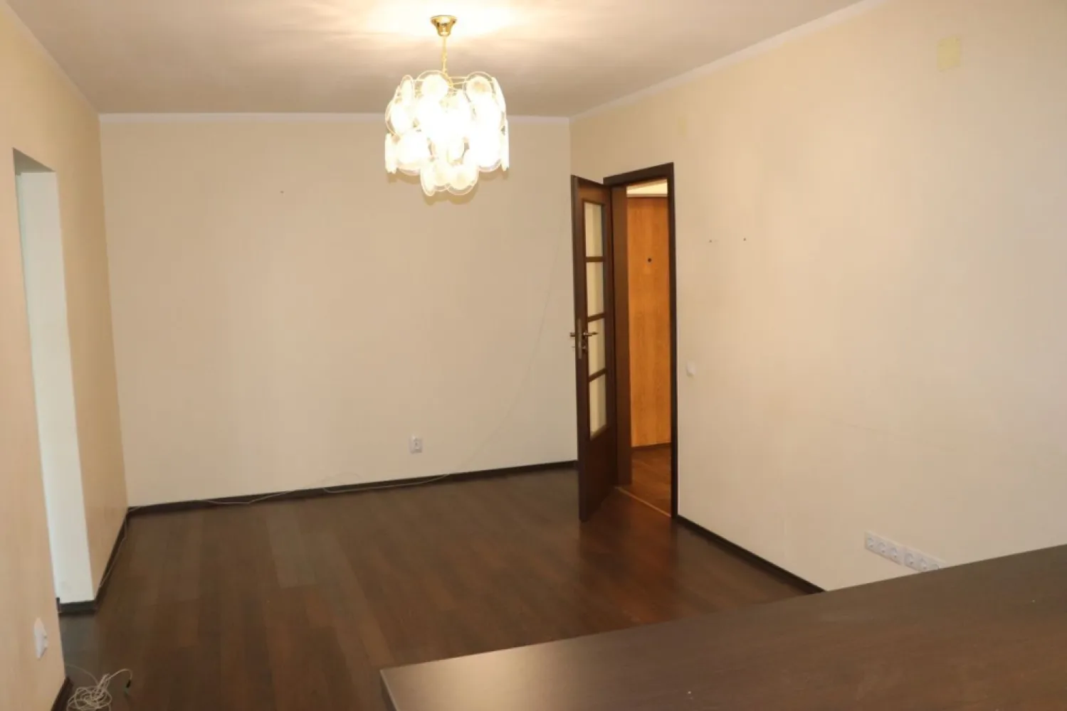 Victoriei, Pasaj, Str. Londra - 2 camere semidec, balcon inchis, bucatarie mobilata si utilata, 2 AC, recomandat: rezidential, birouri, 1+1 garantie.