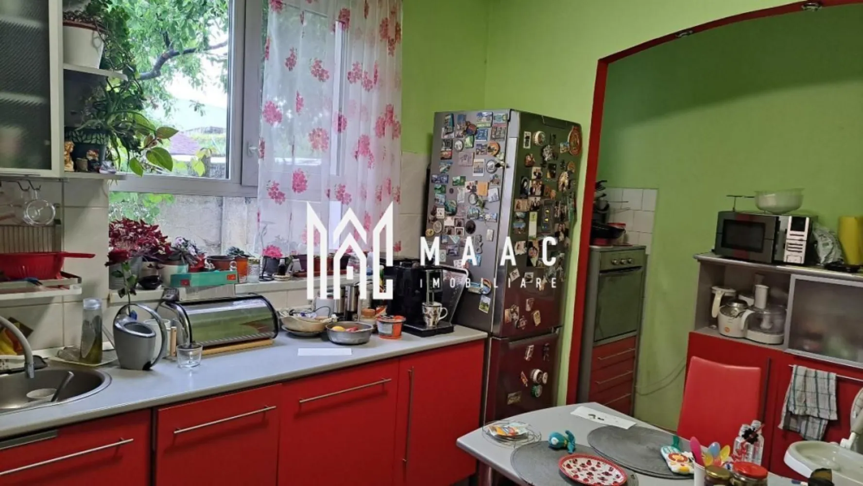 Casa individuala | 5 Camere | Teren 305 MP | Trei Stejari - MAAC Imobiliare va prezinta o Casă individuală, ideală pentru locuință sau investiție – Zona Trei Stejari. Caracteristici: Suprafață utilă: 200 mp Suprafață teren: 305 mp Suprafață liberă: 115 mp An renovare: 2024 Construcție solidă, cu spații generoase și funcționale Compartimentare: Demisol: Pivniță uscată, bine ventilată, în suprafață de 36 mp, ideală pentru depozitare sau crama Parter: Living generos, luminos, bucătărie separată, funcțională, cu acces direct către curte, două băi complet amenajate, hol spațios de distribuție, 3 camere ce pot fi configurate ca dormitoare, birou sau cameră de oaspeți. Etaj: 3 dormitoare, dintre care două sunt la stadiul de gri – posibilitatea personalizării finisajelor de către viitorul proprietar O baie (de asemenea la stadiul de gri), cu toate instalațiile pregătite Două balcoane cu priveliște deschisă Curte și anexe: Garaj de 36 mp, cu acces direct din curte Carport acoperit pentru a doua mașină Magazie de scule – utilă pentru depozitare și întreținere Toaletă de serviciu în exterior, practică pentru zilele petrecute în curte Avantaje cheie: Casă complet renovată în 2024 Zonă exclusiv de case, aerisită, cu vecini de calitate Acces rapid către centrul orașului, dar și către zonele verzi și liniștite ale orașului Pentru mai multe detalii, precizati telefonic ca ati vazut anuntul cu ID: CP2538220 }}