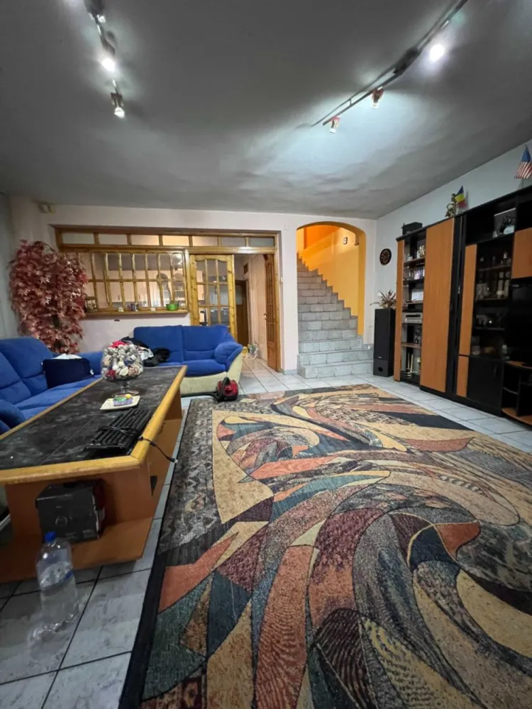 OFERTA Casa Vila Splaiul Unirii P+2+pod si P+1 sau schimb - Casa Vila Splaiul Unirii P+2+pod si P+1 sunt doua corpuri in aceeasi casa cu intrari separate care se pot uni daca se doreste,pot locui doua familii separat sau schimb cu ceva mai mic,eventual si apartamente + diferenta
,casa are toate cerintele de la put propriu si Apa Nova, sistem de supraveghere,alarme,aer conditionat,centrala termica,garaj auto cu rampa,etc,se mai poate ridica un etaj deoarece parterul are ziduri groase de 80 cm inclusiv temelia,constructie an 2004,camerele 7 sunt foarte mari daca se doreste sediu de firma,casa NU a fost facuta de vanzare,unic propietar,mai multe detalii si mai multe poze,vizionare la telefon,PRET SCAZUT DE LA 510.000 euro