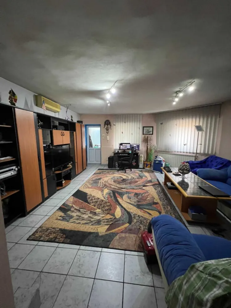 OFERTA Casa Vila Splaiul Unirii P+2+pod si P+1 sau schimb - Casa Vila Splaiul Unirii P+2+pod si P+1 sunt doua corpuri in aceeasi casa cu intrari separate care se pot uni daca se doreste,pot locui doua familii separat sau schimb cu ceva mai mic,eventual si apartamente + diferenta
,casa are toate cerintele de la put propriu si Apa Nova, sistem de supraveghere,alarme,aer conditionat,centrala termica,garaj auto cu rampa,etc,se mai poate ridica un etaj deoarece parterul are ziduri groase de 80 cm inclusiv temelia,constructie an 2004,camerele 7 sunt foarte mari daca se doreste sediu de firma,casa NU a fost facuta de vanzare,unic propietar,mai multe detalii si mai multe poze,vizionare la telefon,PRET SCAZUT DE LA 510.000 euro