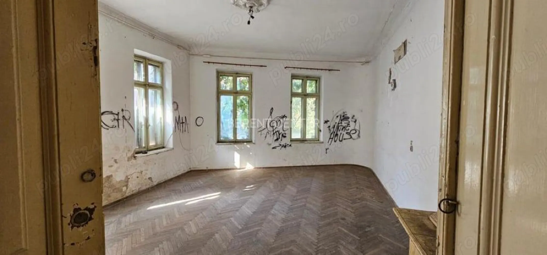 Proprietate exceptionala - Armeneasca - Cercului 2A - Proprietate de exceptie ( casa + teren), zona Armeneasca, strada Cercului 2A. - casa- constructie 1928 - 321 mp utili ( 516 mp construiti) + teren - 541 mp - raritate pentru întreaga zona. Casa este dispusa pe subsol + demisol+ parter+ pod, separat exista o pivniță de 80 mp. Extrem de versatila, proprietatea poate fi renovata și pretabila pentru spatiu rezidential sau orice alta activitate liberala ( cabinet avocat, notarial, medical,restaurant, etc). Extrem de atractiv pentru in investitor, exista un studiu istoric și un proiect de dezvoltare pentru un imobil nou - P+3, care poate fi predat viitorilor proprietari. Deschiderea terenului este foarte generoasa, de 15 ml la strada Cercului. Exista contracte de utilitati, iar proprietatea nu a avut niciodată probleme juridice ( a fost permanent în proprietatea privata)