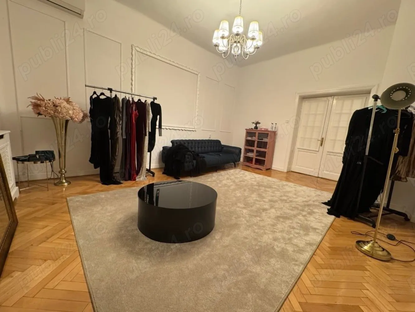 Apartament în Vila Unirii - Se închiriază apartament în vila 4 camere ,1 baie,1 bucătărie,1 hol,scara interioară privată în zona Unirii cu ieșire la tribunal .140m. A fost renovată recent fiecare cameră dispune de aer condiționat ,încălzirea centrala pe gaz nouă , interfon cu cameră sistem de camere supraveghere.
Ideală studio foto ,show-room ,birou sau cabinet ! 
Casa a fost reabilitată și renovată nu deține bulină roșie