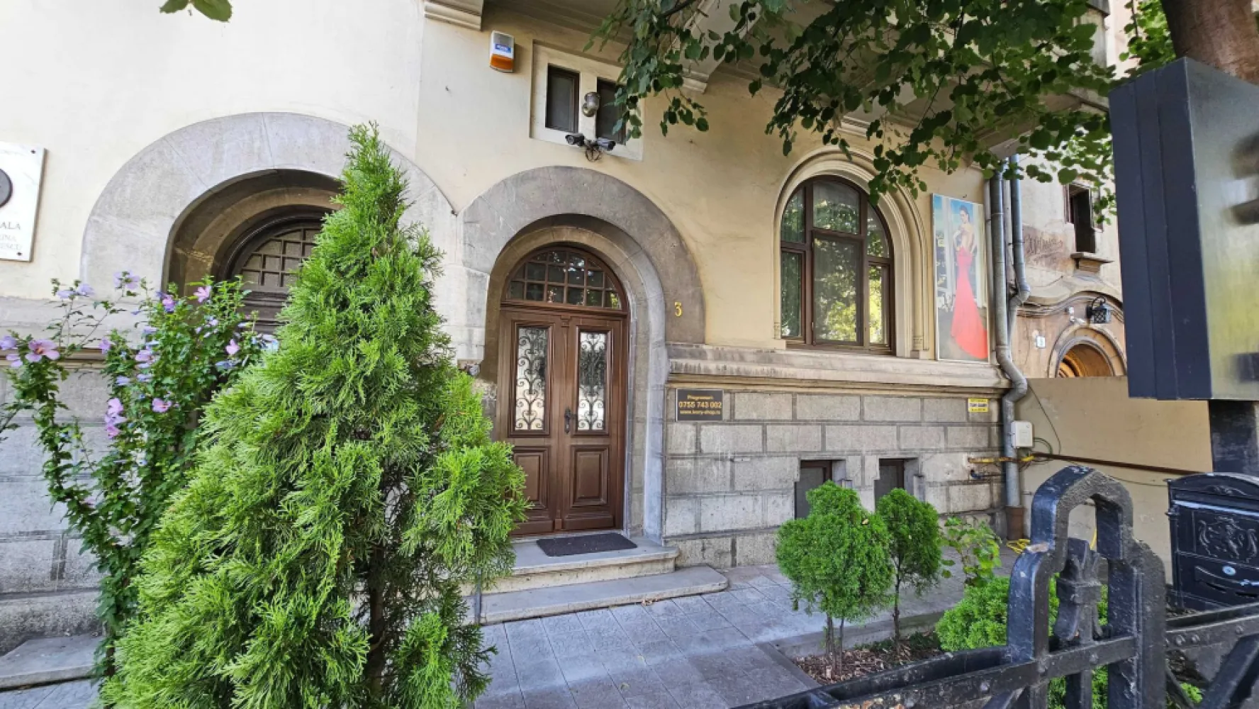 Parter vila Lascar Catargiu-Pta Romana-utilitati incluse - Inchiriez parter in vila interbelica, pe Lascar Catargiu, zona Piata Romana, sector 1.

Suprafata utila este de 70mp, dispusa pe 3 camere, hol si grup sanitar (chiuveta+toaleta).

Locatia este situata la parterul unei vile interbelice, renovata complet, cu usi si geamuri de lemn, parchet de stejar, instalatie electrica si sanitare refacute, centrala termica proprie, aer conditionat, apometre, camere de supraveghere, alarma, internet, intrare directa din bulevard.

Utilitati incluse in chirie: 

-gaze

-curent

-apa

-gunoi

-internet

-cablu TV

-paza 

Spatiul nu va putea suferi modificari la pereti, tavane, ferestre, usi sau instalatie electrica/sanitara. 

Proprietate persoana juridica.