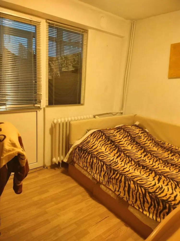 Proprietar închiriez apartament cu doua camere in zona Teiul Doamnei - Proprietar ,închiriez apartament cu 2 camere( sectorul 2, București)situat in zona Teiul Doamnei aproape de Facultatea de Construcții, Școală generală, Dispensar și Spitalul de copii Emilia Irza.Este curat și liber începând cu data de 1 ianuarie 2025,mobilat complet și utilat cu aer condiționat,mașină de spălat rufe, combină frigorifică full no frost, aragaz,internet și cablu TV și doua televizoare .In apropiere sunt stațiile de STB 182,282,16,36, 243 și la 5 minute linia 21.Telefon 07******33.