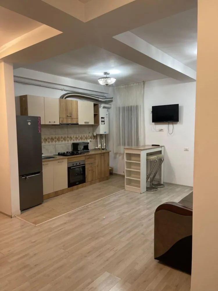 Proprietar,Inchiriez apartament 2 camere Titan/Auchan/Pallady - Proprietar, închiriez apartament 2 camere
- apartamentul se află într-un bloc nou cu o singură scară și 6 apartamente.
- este situat la etajul 1 din 2
- se închiriază complet mobilat și utilat
- dispune de living generos,dormitor,baie, hol
- dotat cu mașina de spălat, Aer Condiționat, Centrală termică cu Termostat, cuptor și aragaz pe gaz, frigider,etc.
- apartamentul dispune de o terasă de 45 mp acoperita.
- loc de parcare în fața scării 
- acces în bloc pe baza de interfon
La închirierea acestuia se va achita 1 luna garanție + 1 luna chirie.