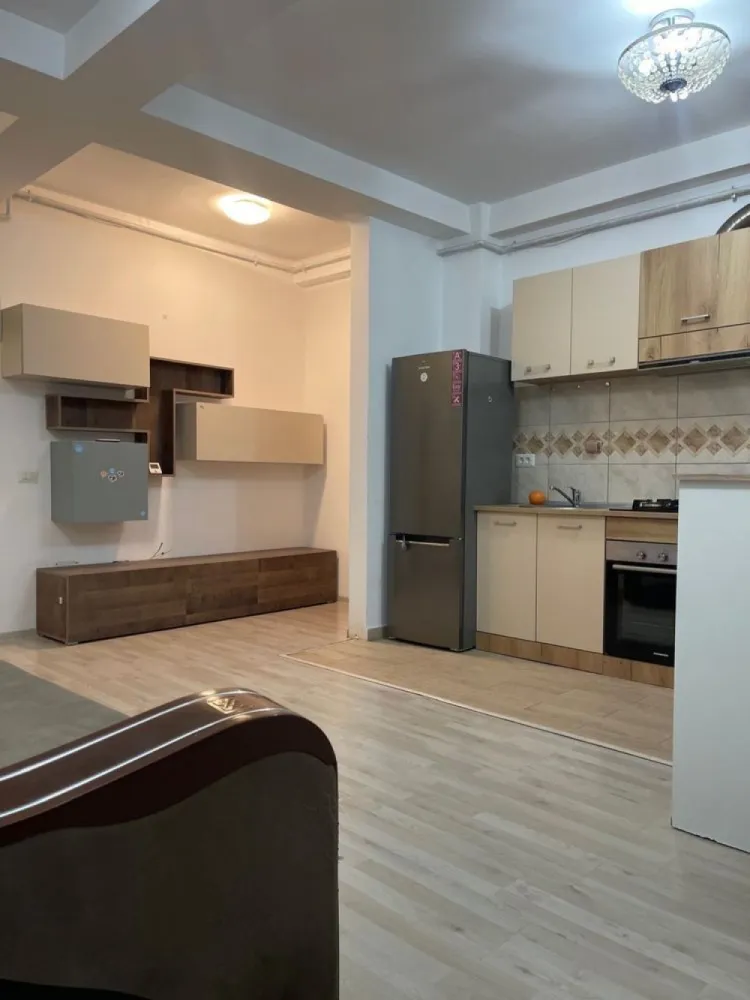 Proprietar,Inchiriez apartament 2 camere Titan/Auchan/Pallady - Proprietar, închiriez apartament 2 camere
- apartamentul se află într-un bloc nou cu o singură scară și 6 apartamente.
- este situat la etajul 1 din 2
- se închiriază complet mobilat și utilat
- dispune de living generos,dormitor,baie, hol
- dotat cu mașina de spălat, Aer Condiționat, Centrală termică cu Termostat, cuptor și aragaz pe gaz, frigider,etc.
- apartamentul dispune de o terasă de 45 mp acoperita.
- loc de parcare în fața scării 
- acces în bloc pe baza de interfon
La închirierea acestuia se va achita 1 luna garanție + 1 luna chirie.