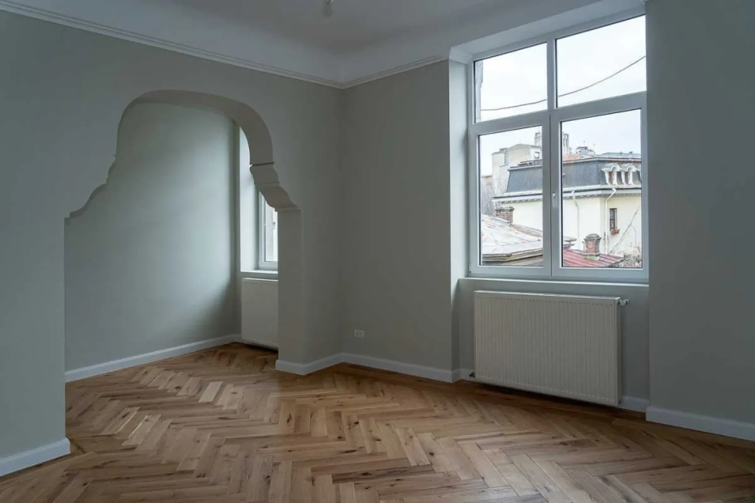 Apartament Lux Armeneasca - Direct proprietar Comision 0 - Apartament renovat complet situat la etajul 1 al unei vile cu D+P+E format din 5 camere, 2 toalete. Curte 100 mp

Apartament format din 5 camere, 2 toalete. Balconul este inchis si se poate transforma in bucatarie sau spatiu recreere.
Spatiul se afla la etajul 1 al unei vile formate din D+P+E. Vila are si o curte in suprafata de 100 mp ce se foloseste la comun.

Apartamentul are ca dotari retea de transmitere rapida a datelor, alarma cu senzori de miscare, sistem de supraveghere video, videointerfon.
Apartamentul a fost renovat total in 2021 avand toate instalatiile de apa, curent si gaze absolut noi. Podelele sunt refacute complet si au parchet multistratificat, usi din lemn masiv noi, imobilul fiind consolidat.

Intrarea se face separat de celalalte nivele.

Imobilul apartine unui singur proprietar.