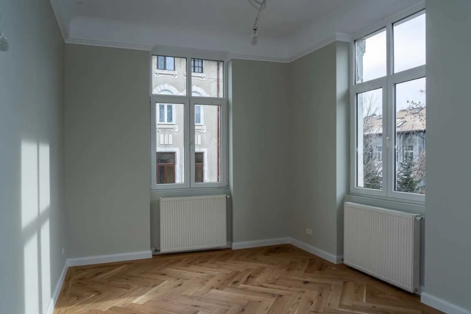 Apartament Lux Armeneasca - Direct proprietar Comision 0 - Apartament renovat complet situat la etajul 1 al unei vile cu D+P+E format din 5 camere, 2 toalete. Curte 100 mp

Apartament format din 5 camere, 2 toalete. Balconul este inchis si se poate transforma in bucatarie sau spatiu recreere.
Spatiul se afla la etajul 1 al unei vile formate din D+P+E. Vila are si o curte in suprafata de 100 mp ce se foloseste la comun.

Apartamentul are ca dotari retea de transmitere rapida a datelor, alarma cu senzori de miscare, sistem de supraveghere video, videointerfon.
Apartamentul a fost renovat total in 2021 avand toate instalatiile de apa, curent si gaze absolut noi. Podelele sunt refacute complet si au parchet multistratificat, usi din lemn masiv noi, imobilul fiind consolidat.

Intrarea se face separat de celalalte nivele.

Imobilul apartine unui singur proprietar.