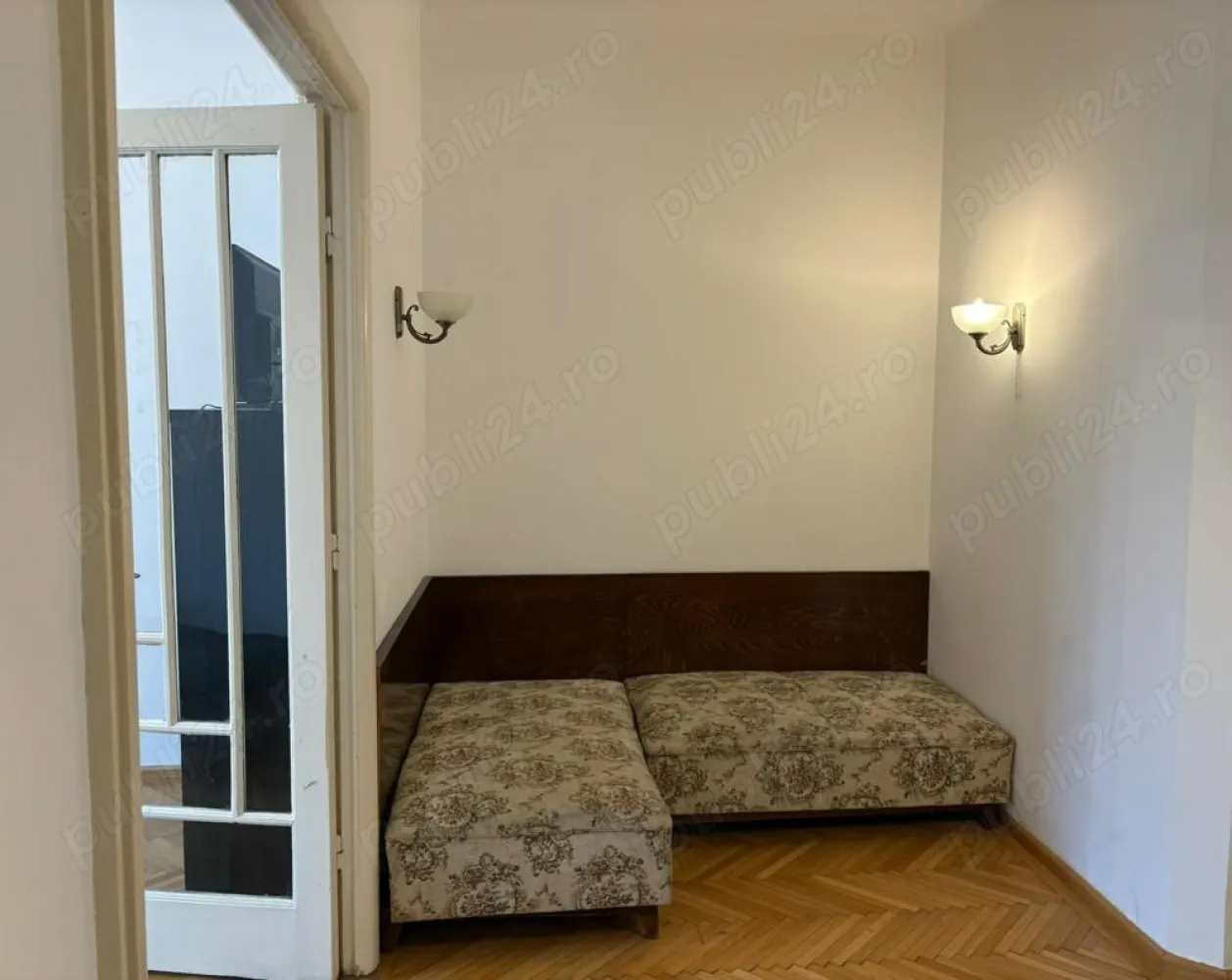 Ultracentral 4 camere - Vă propunem spre închiriere un apartament cu 4 camere și camera de serviciu, într-un bloc cu un regim de inaltime P+3E cu lift.Se recomandă rezidențial sau birouri Blocul se află în zona ultracentrală a orasului, lângă Bursă, aproape de piața Universității, și de toate atracțiile centrului capitalei. De asemenea, imobilul este in apropiere de metrou, autobuz, supermarket, parc, restaurant pub, centru universitar, scoala gradinita
 Imobilul nu este încadrat pe lista imobilelor cu grad seismic.
Apartamentul are un aer exclusivist, salonul fiind separat de living printr-un glasvand, are 2 dormitoare, baie, grup sanitar de serviciu, bucătărie, cameră de serviciu, cămară, balcon, termopane wenge, gresie, faianță, parchet de stejar, centrală termică in condesare proprie, mașină de spălat rufe, combină frigorifică, aragaz, hotă, cuptor electric, aer conditionat, internet WIFI și televiziune pe fibră optică.

Pret: 688 Euro Negociabil
