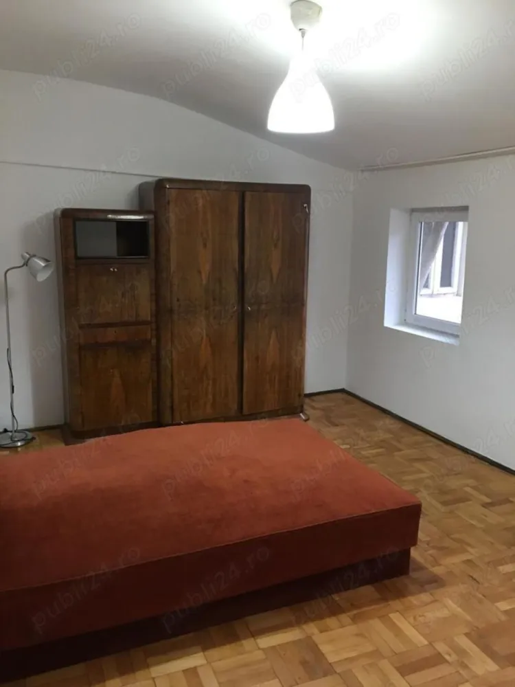 apartament 3 camere decomandate la curte (et.1), zona Dacia-Mosilor. pret 380 euro - apartament 3 camere decomandate la curte( 1 singur vecin la parter), et.1, zona Dacia-Mosilor. pret 380 euro. Centrala proprie, bucatarie mare, utilata, recent zugravit, lustruit parchetul, baie si grup sanitar separat.