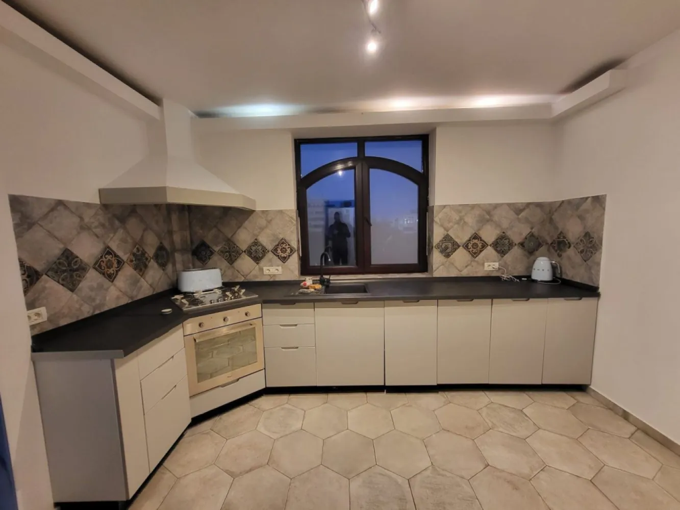 De inchiriat Apartament 5 camere - Apartament de închiriat. Dacia-intersectie cu Str.Icoanei foarte aproape de Gradina Icoanei, Piata Romana - apartamentul este situat la etajul 3 intr-un imobil elegant de 3 etaje, cu o intrare frumoasa si o arhitectuta specifica stilului interbelic.

- Apartamentul este format din 5 camere decomandate, hol, bucatarie, baie, wc-serviciu, camera tehnica, fiind construit pe intreaga suprafata a etajului, ideal pentru resedinta.

- Apartamentul beneficiaza de : -centrala de apartament, 2 unitati aer conditionat, geamuri termopan, masina de spalat rufe/vase, interfon, sistem de supraveghere video, usa metalica, iesire secundara, internet prin fibra optica-wifi. Imobilul nu are risc seismic.