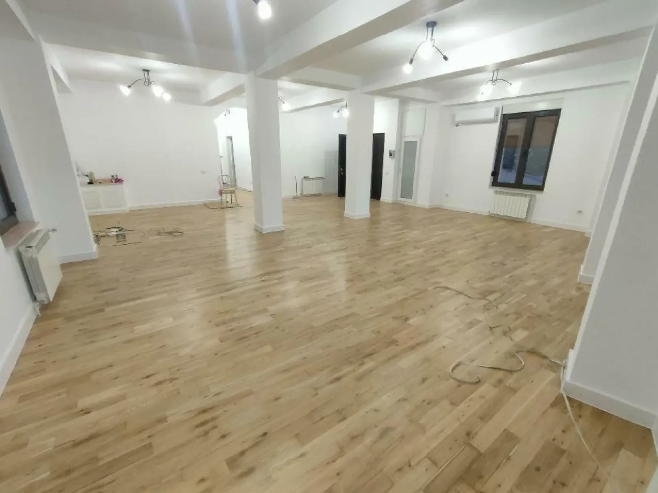 BDUL DACIA, PIATA GEMENI, 2 etaje SPATIU BIROURI - Particular , inchiriez 2 etaje +mansarda cladire regim mic inaltime, pretabil pentru activitati birouri, clinica medicala, activitati educative, cladire 2008, dublu acces lift, centrala proprie fiecare nivel, aer conditionat, cladire foarte luminoasa, 2 bai /nivel, contorizare separata, spatiu proaspat renovat, nemobilat, etajul 1 chirie 2200 /lunar EURO,etajul 2+MANSARDA chirie 3500EURO/lunar , contract ANAF