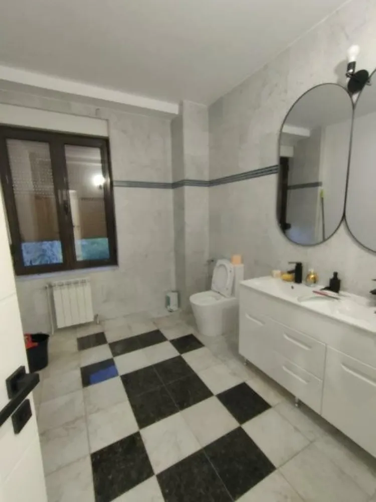 BDUL DACIA, PIATA GEMENI, 2 etaje SPATIU BIROURI - Particular , inchiriez 2 etaje +mansarda cladire regim mic inaltime, pretabil pentru activitati birouri, clinica medicala, activitati educative, cladire 2008, dublu acces lift, centrala proprie fiecare nivel, aer conditionat, cladire foarte luminoasa, 2 bai /nivel, contorizare separata, spatiu proaspat renovat, nemobilat, etajul 1 chirie 2200 /lunar EURO,etajul 2+MANSARDA chirie 3500EURO/lunar , contract ANAF