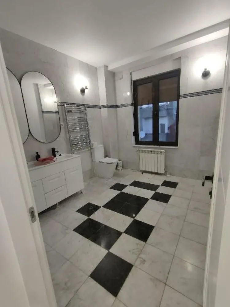 BDUL DACIA, PIATA GEMENI, 2 etaje SPATIU BIROURI - Particular , inchiriez 2 etaje +mansarda cladire regim mic inaltime, pretabil pentru activitati birouri, clinica medicala, activitati educative, cladire 2008, dublu acces lift, centrala proprie fiecare nivel, aer conditionat, cladire foarte luminoasa, 2 bai /nivel, contorizare separata, spatiu proaspat renovat, nemobilat, etajul 1 chirie 2200 /lunar EURO,etajul 2+MANSARDA chirie 3500EURO/lunar , contract ANAF